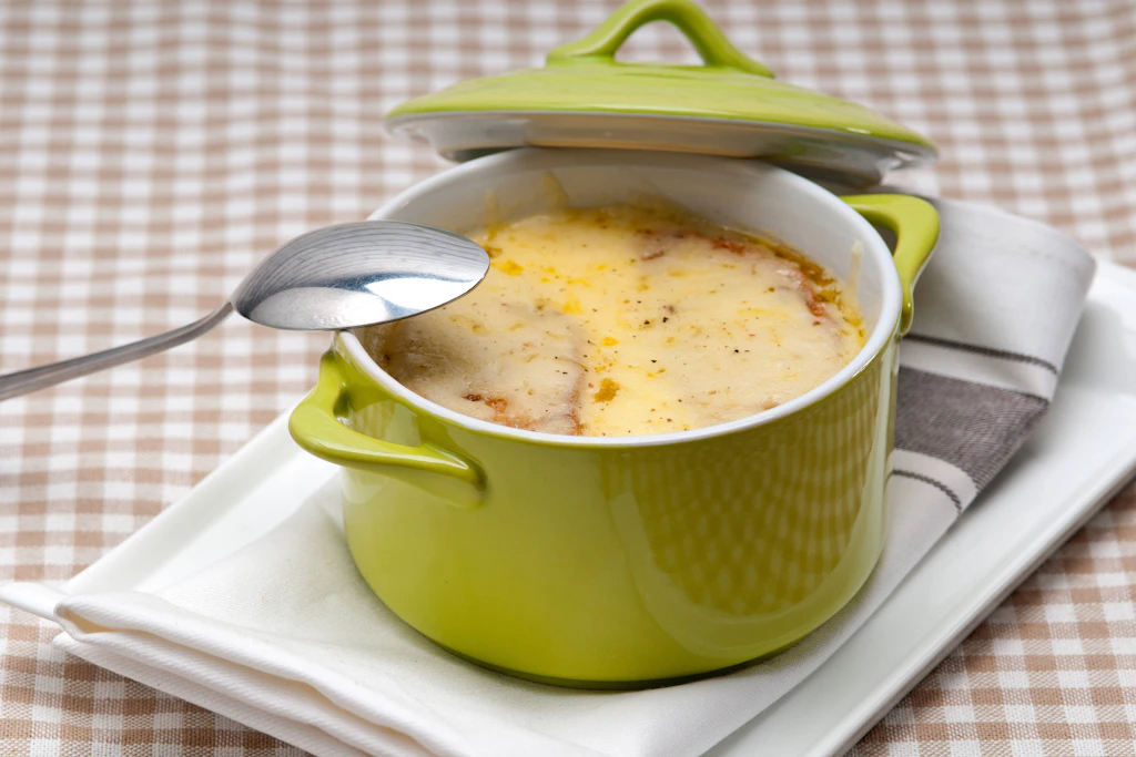 Mit Brot und Käse: So kennen die meisten eine französische Zwiebelsuppe.