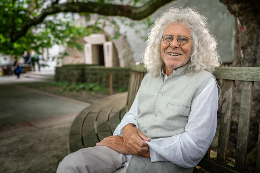 Rainer Langhans ist an Prostatakrebs erkrankt. Trotzdem will er sein Leben in vollen Zügen genießen.