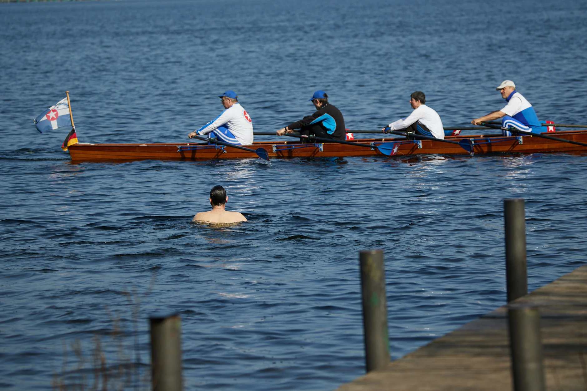 Ein aktuelles Bild aus Berlin: Ruderer ziehen an einem schwimmenden Mann im Großen Wannsee vorbei – auch das kann März sein.