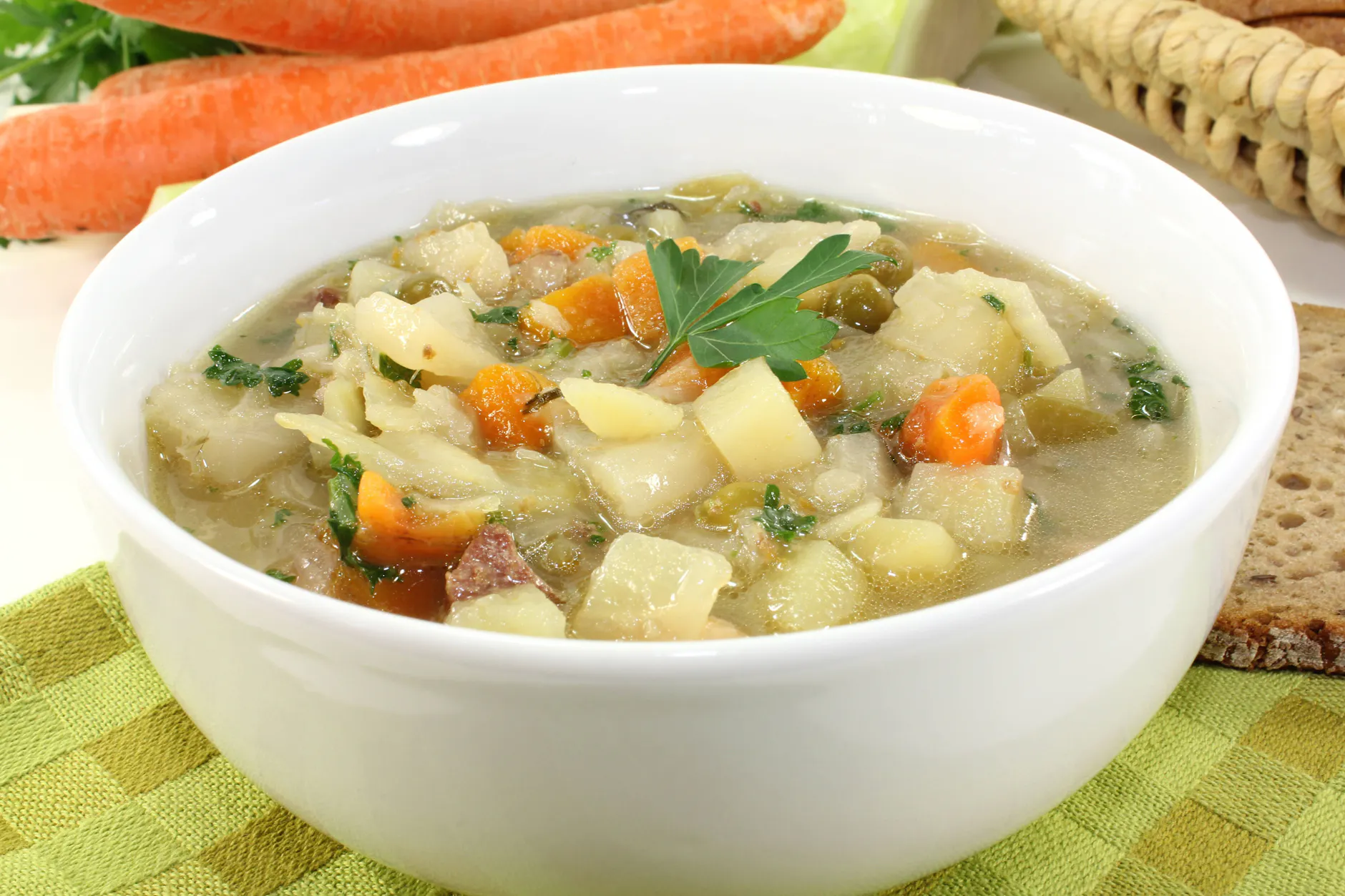 Manch einer verfeinert die Kohlsuppe gerne auch noch mit Karottenstückchen.