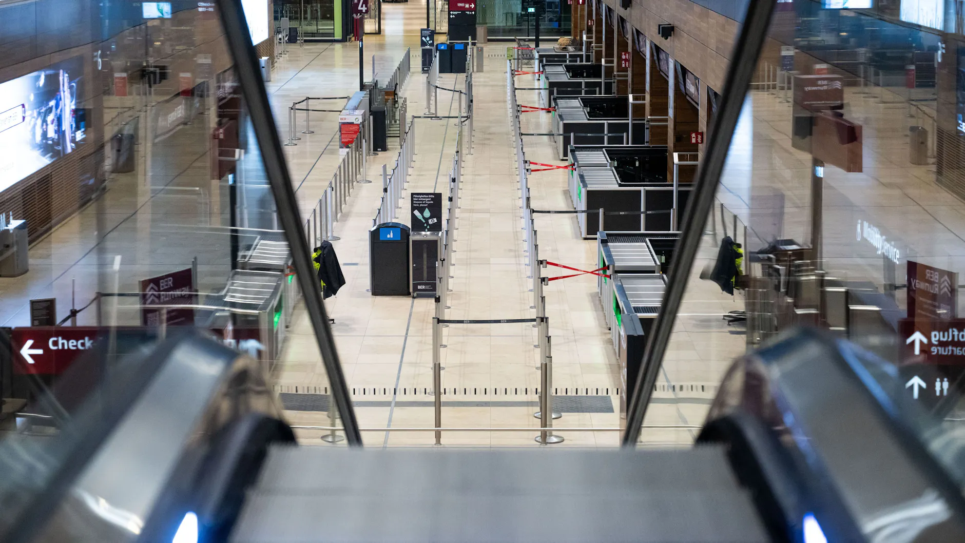 Gähnende Leere am BER: Die Sicherheitskontrollen im Terminal vom Flughafen Berlin Brandenburg BER sind verwaist.