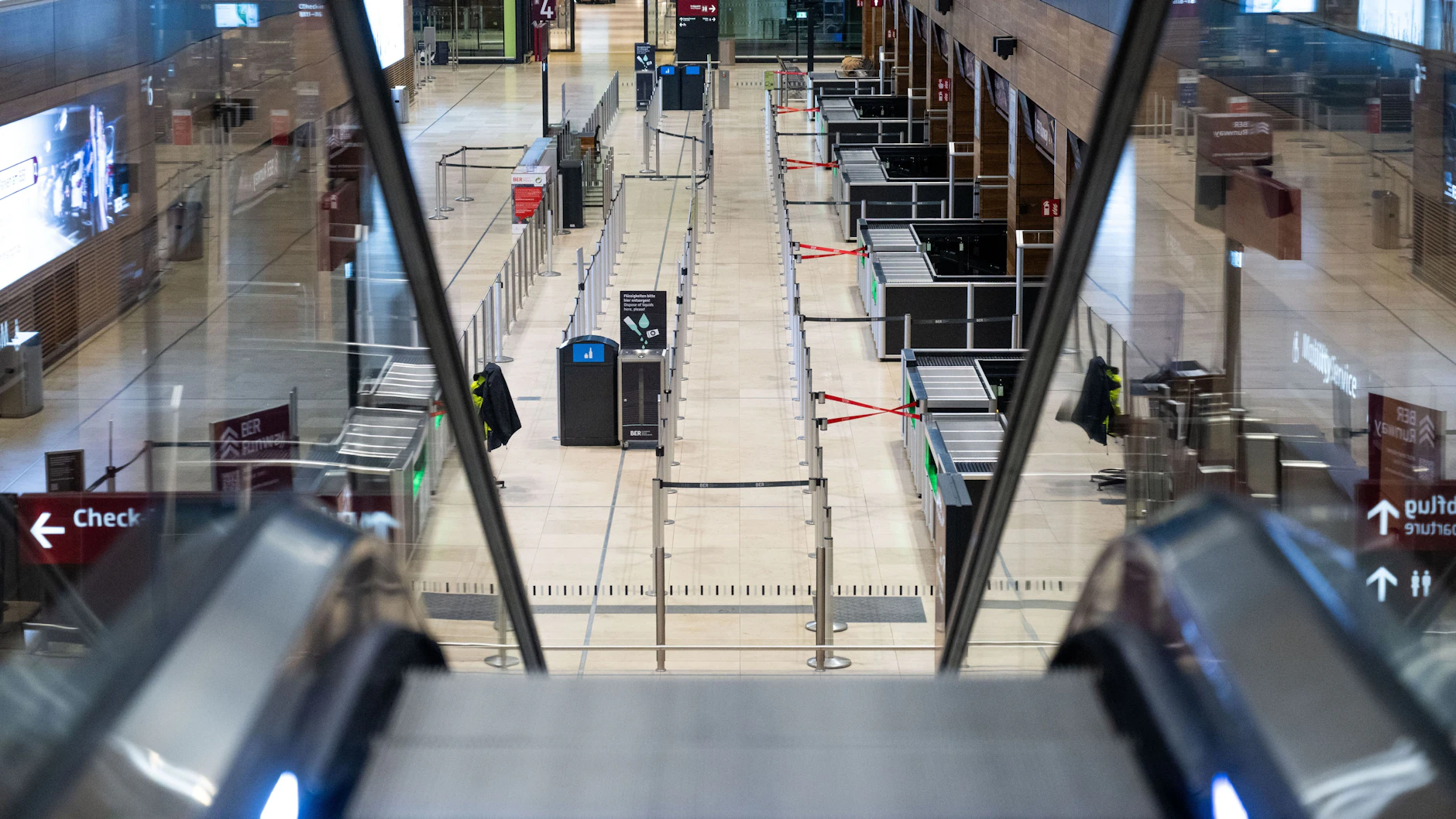 Gähnende Leere am BER: Die Sicherheitskontrollen im Terminal vom Flughafen Berlin Brandenburg BER sind verwaist. 