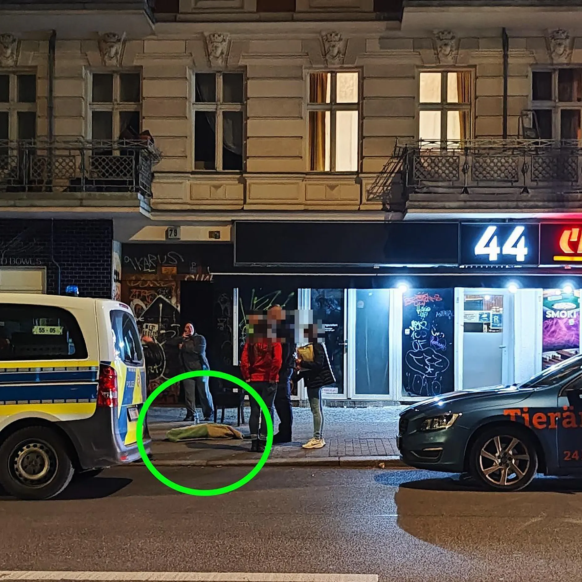 Drama in der Hermannstraße: Hund stürzt aus 4. Etage – tot!