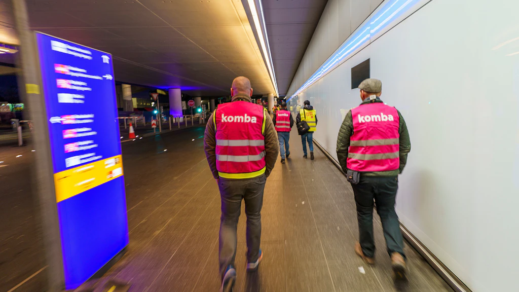 Auch am Flughafen Frankfurt/Main wird gestreikt: Mitglieder der Fachgewerkschaft für Kommunal-Beamte und Arbeitnehmer im Deutschen Beamtenbund haben die Arbeit niedergelegt und sind auf dem Rhein-Main-Flughafen in den frühen Morgenstunden unterwegs zu einer Kundgebung.