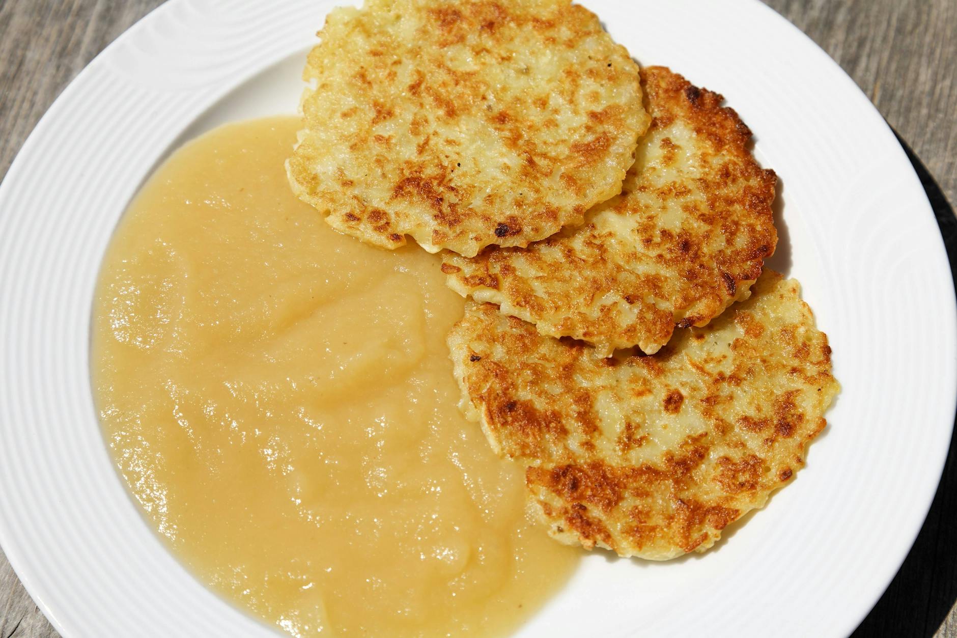 Schnell zubereitet, simpel im Aufwand, aber sehr lecker: Berliner Kartoffelpuffer mit Apfelmus.