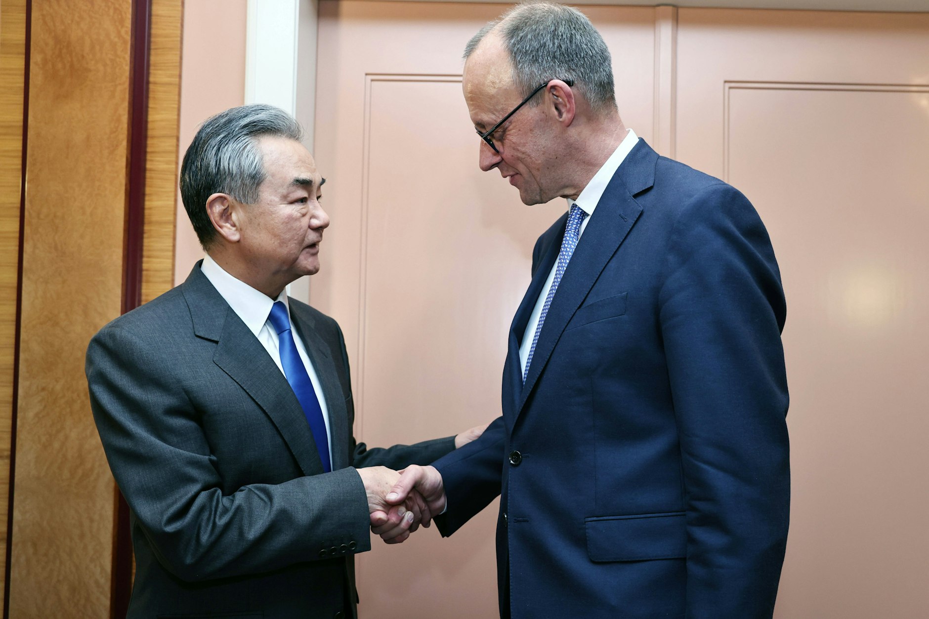 Friedrich Merz (r.) und Chinas Außenminister Wang Yi während der Münchner Sicherheitskonferenz