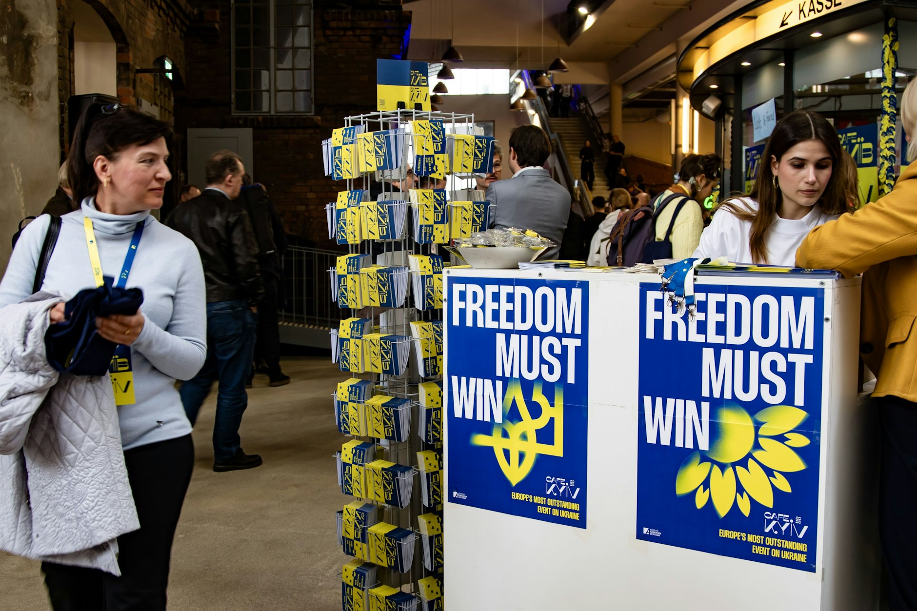 Menschen bei der Veranstaltung Kafe Kyiv organisiert von der Konrad Adenauer Stiftung im Filmtheater Colosseum in Berlin am 11. März 2025.