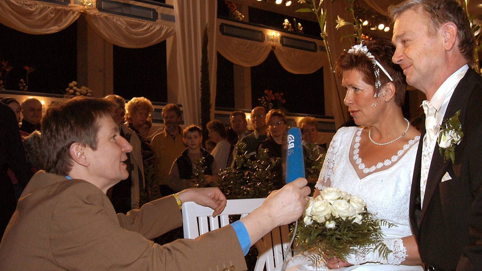 Ulli Zelle interviewt das Hochzeitspaar Angelika Melzer und Hans-Achim Gottlebe.