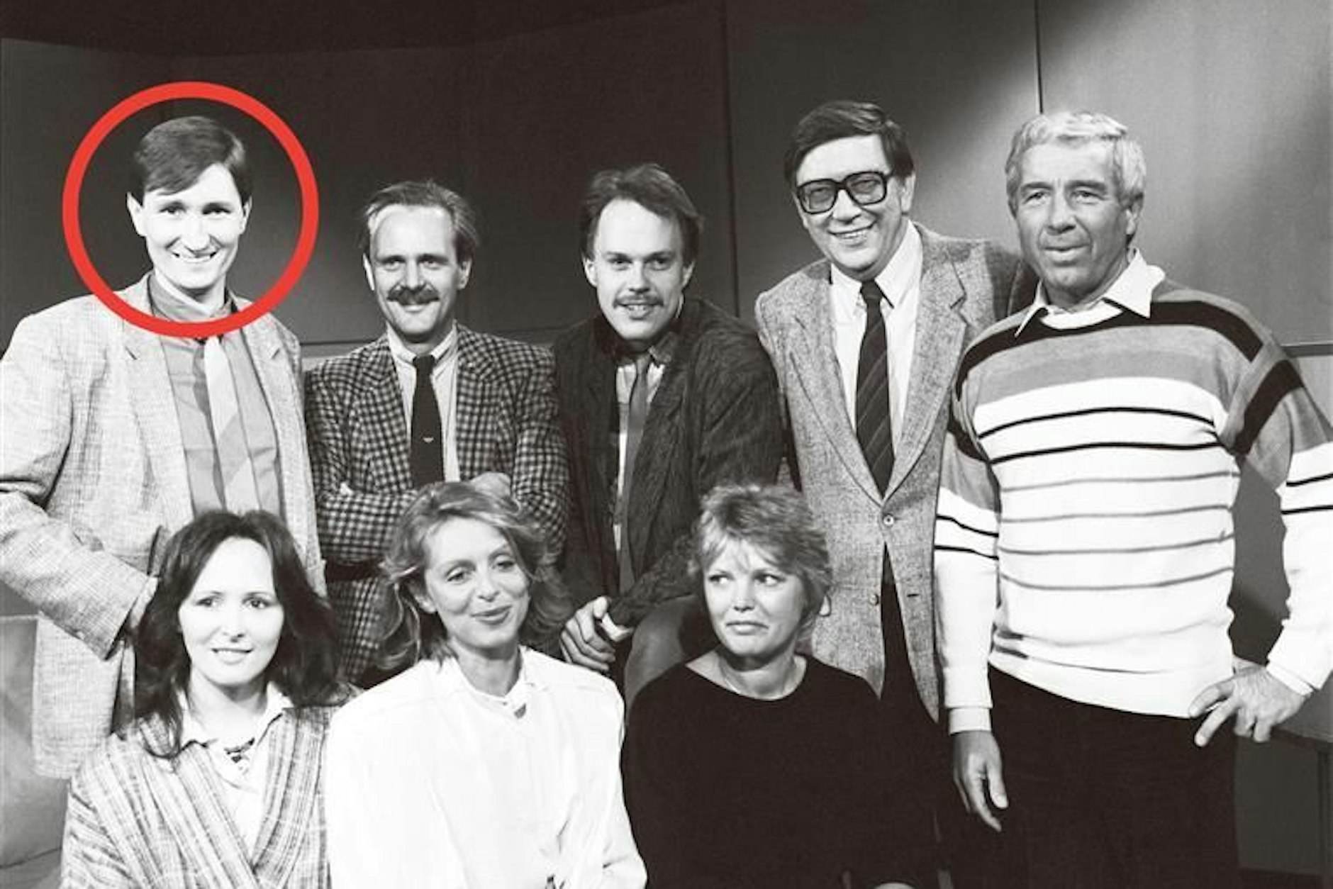 Na, haben Sie ihn erkannt? Im April 1985 fing Ulli Zelle (roter Kreis) beim damaligen SFB im Abendschau-Team an. Neben ihm der Abendschau-Chef Gert Ellinghaus, Jürgen Jürgens, Hans-Werner Kock, Siegfried Lenz, darunter sitzen Sabine Sebastian, Nicole Massion und Marianne Beland (v.li.).