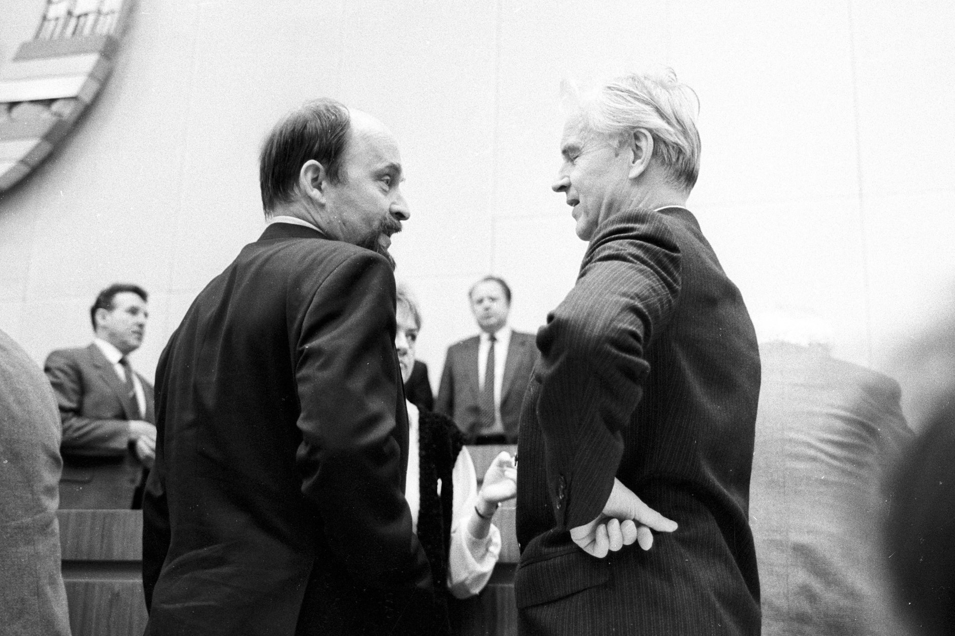 Volkskammertagung: DDR-Ministerpräsident Hans Modrow (r., PDS) im Gespräch mit Rainer Eppelmann, Minister für Abrüstung und Verteidigung (Demokratischer Aufbruch – DA)