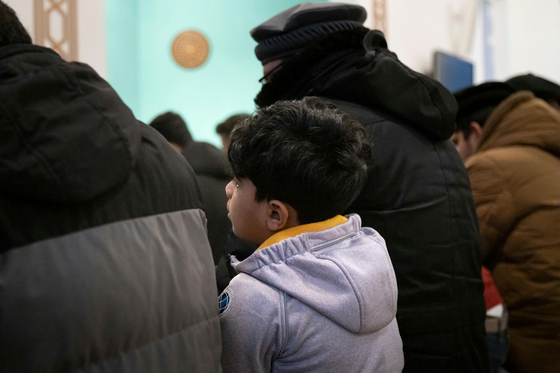 Ein Kind beim Beten nach dem Fastenbrechen in einer Moschee in Berlin