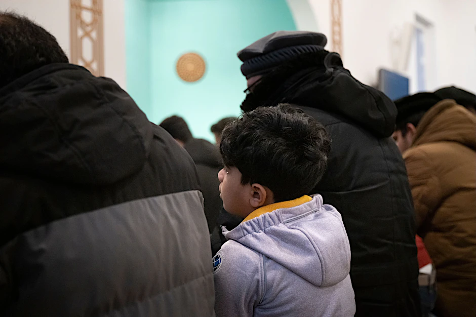 Ein Kind beim Beten nach dem Fastenbrechen in einer Moschee in Berlin