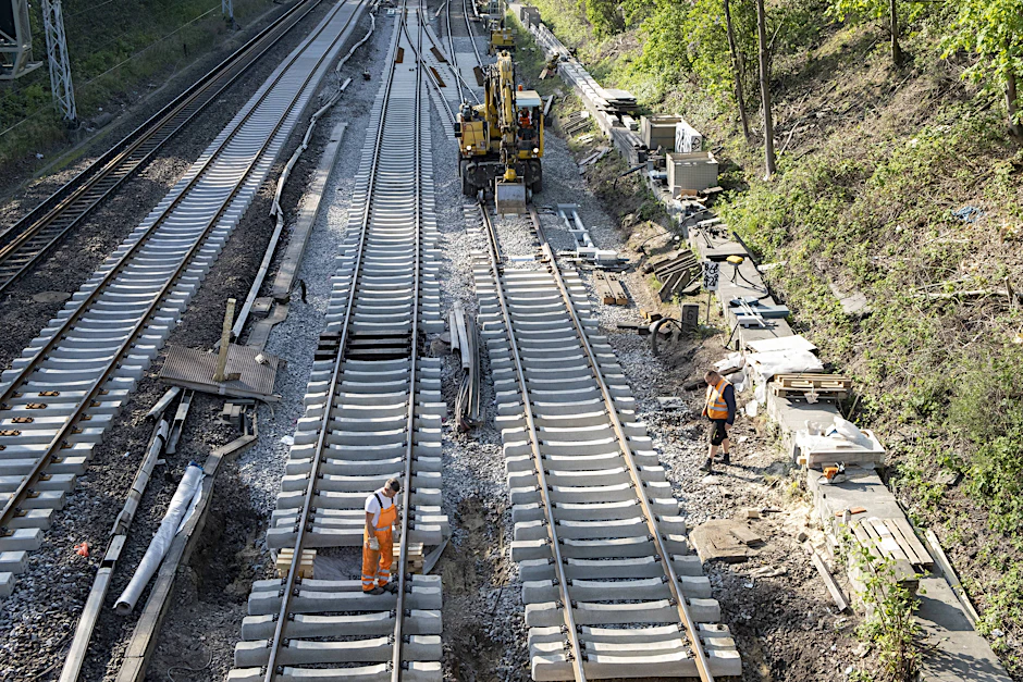 Die Arbeiten am Liniennetz der Deutschen Bahn werden länger dauern als erwartet.