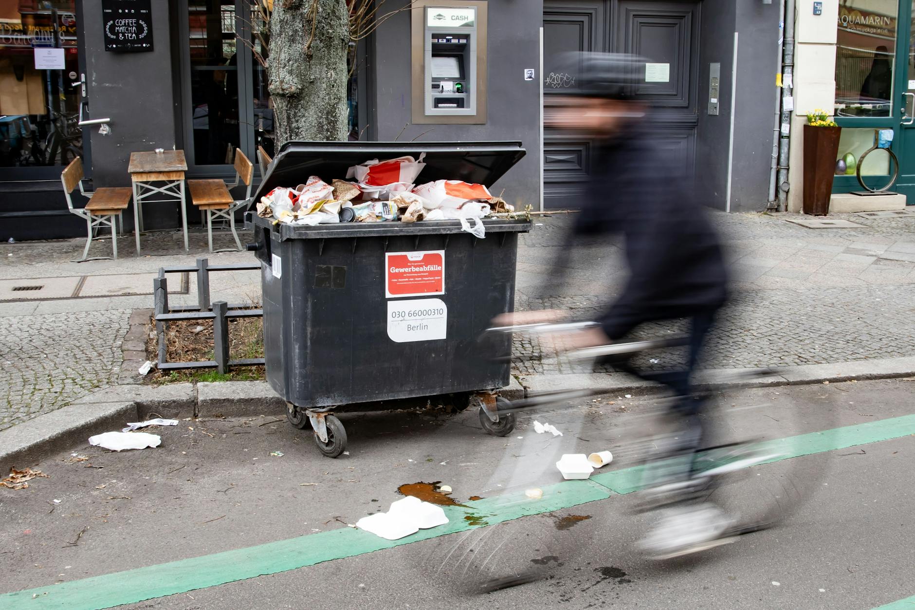Eine volle Mülltonne im Bergmannkiez. Ansonsten wirken die Straßen hier verhältnismäßig sauber.
