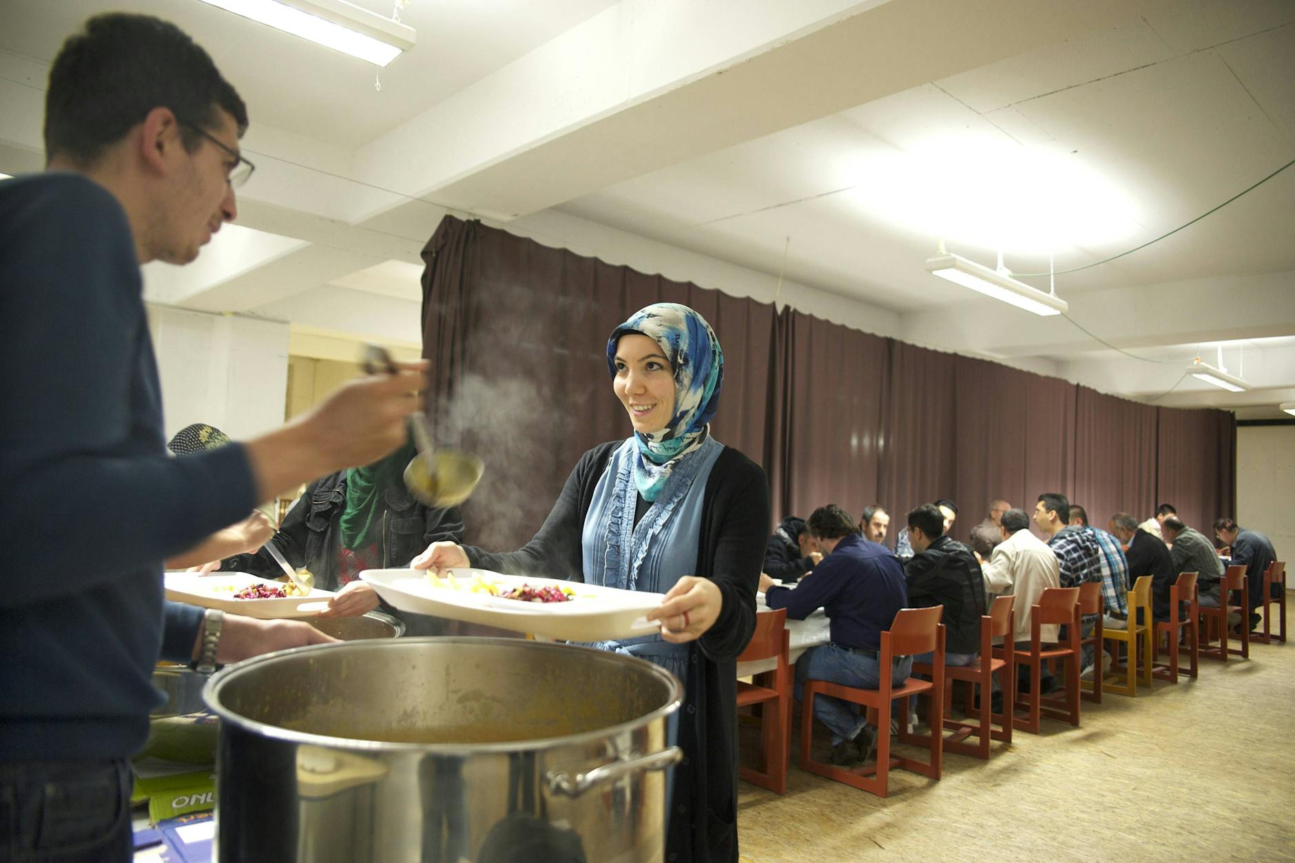 Fastenbrechen mit einem Imam: In der Khadija Moschee in Berlin-Heinersdorf