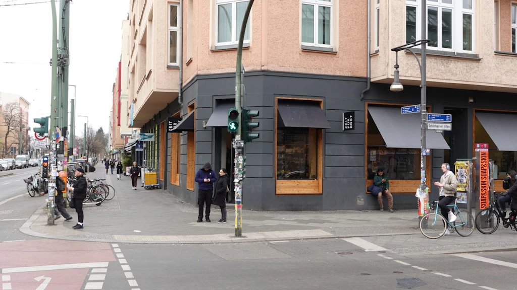 Einst Filiale der Berliner Bank mit Geldautomaten der Cash Group: Später zog hier ein Brotfachgeschäft ein.