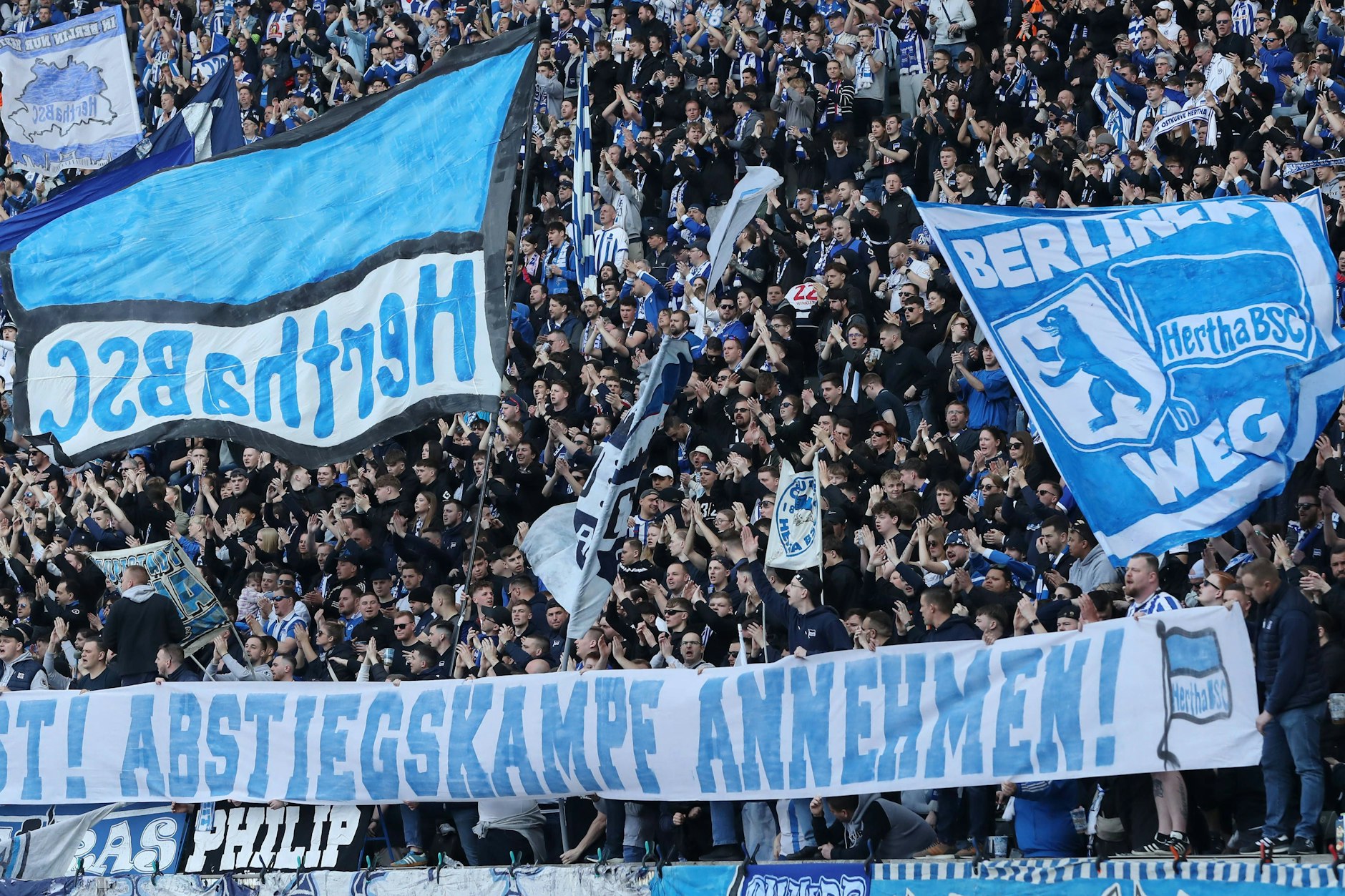 Die Fans von Hertha BSC haben ihren Wunsch an die Fußballer der Zweitliga-Mannschaft formuliert: „Abstiegskampf annehmen!“, schrieben sie für das Spiel gegen Schalke 04 im Berliner Olympiastadion auf ein Banner.