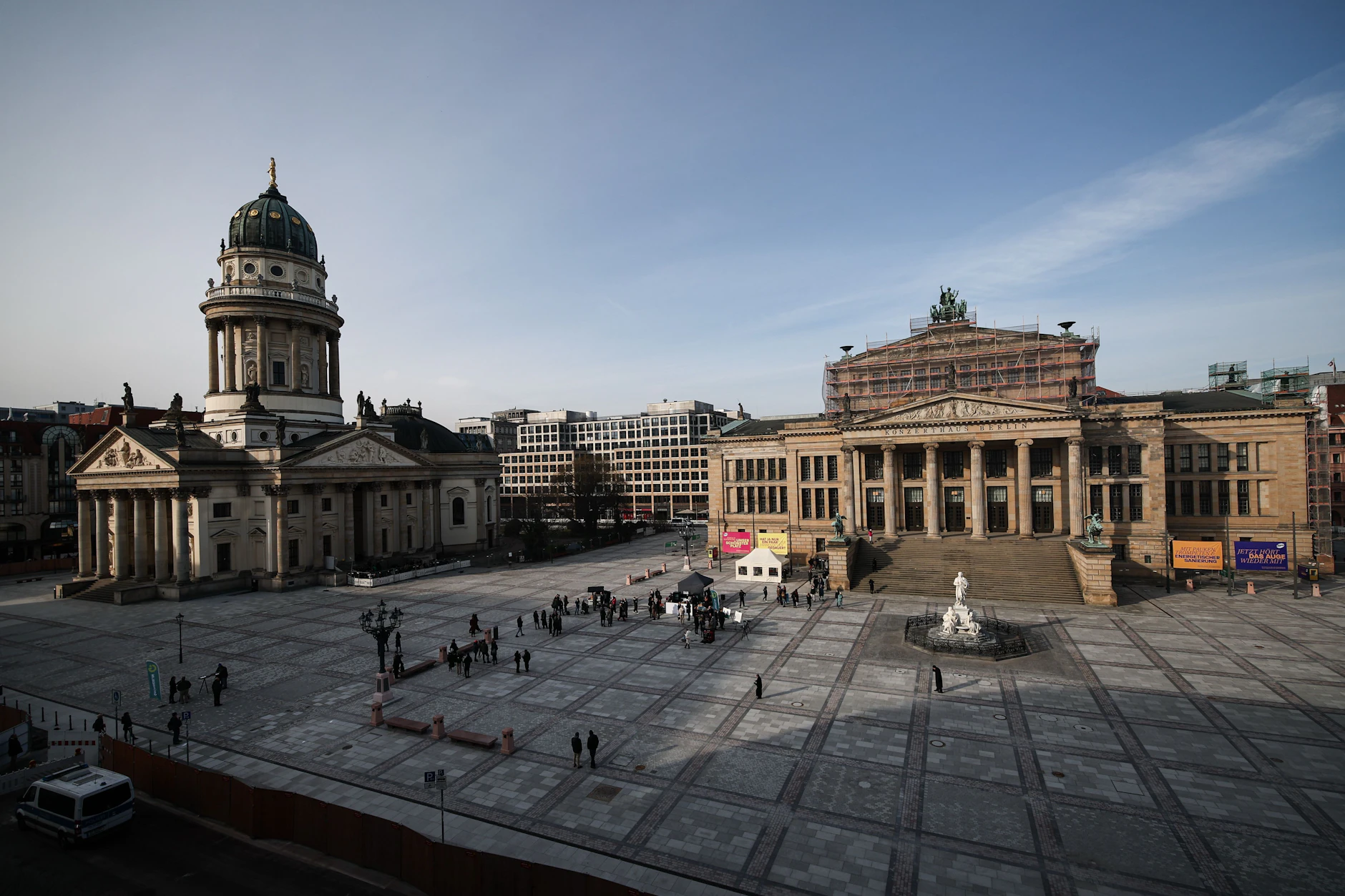 Ein Blick auf den frisch sanierten Gendarmenmarkt, das Konzerthaus (an dem noch gebaut wird) und den Deutschen Dom. 