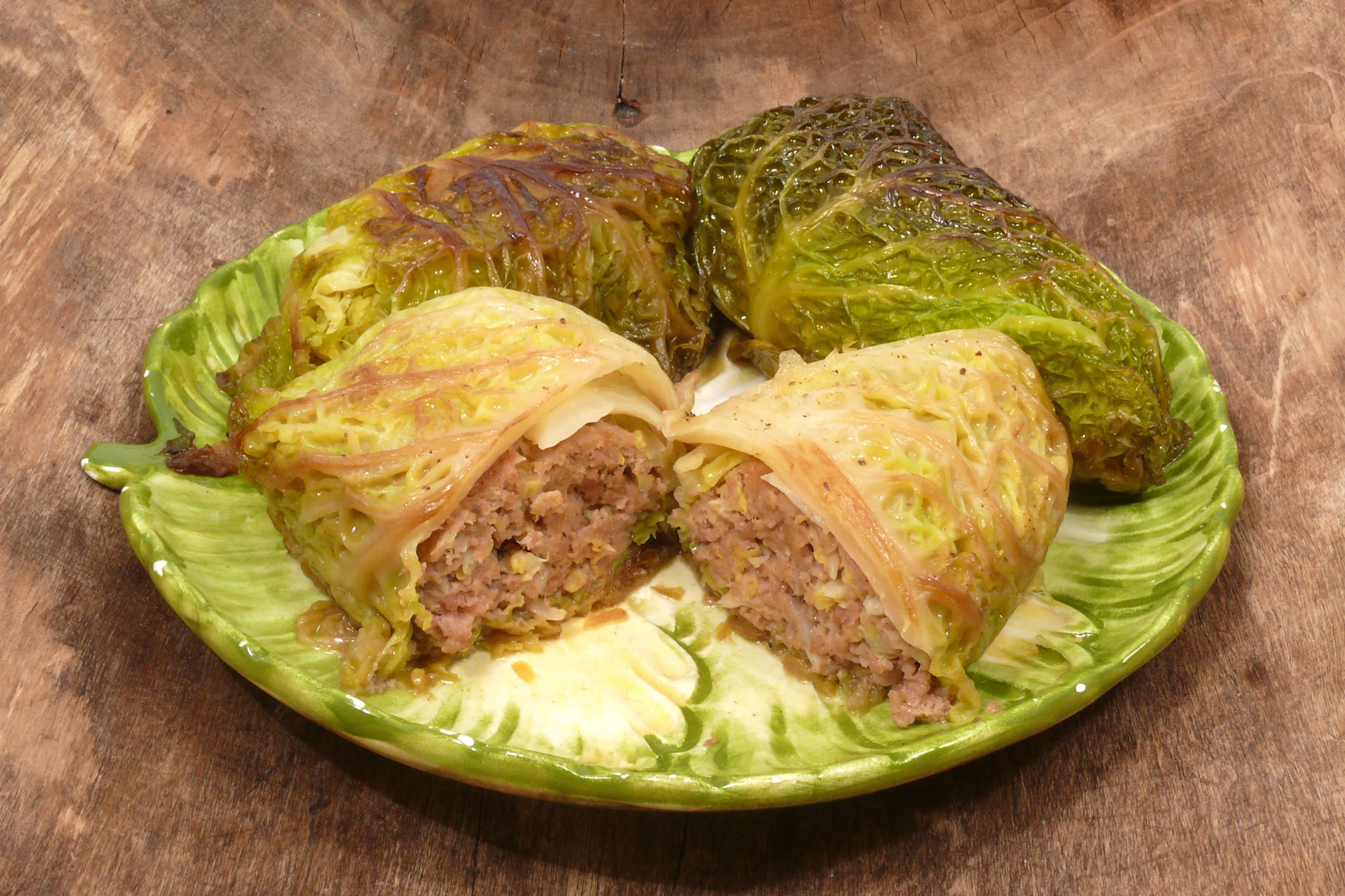 Schon ein Klassiker in Omas Küche: Wirsingwickel, die man auch als Kohlwickel (mit Weißkohl) zubereiten kann. 