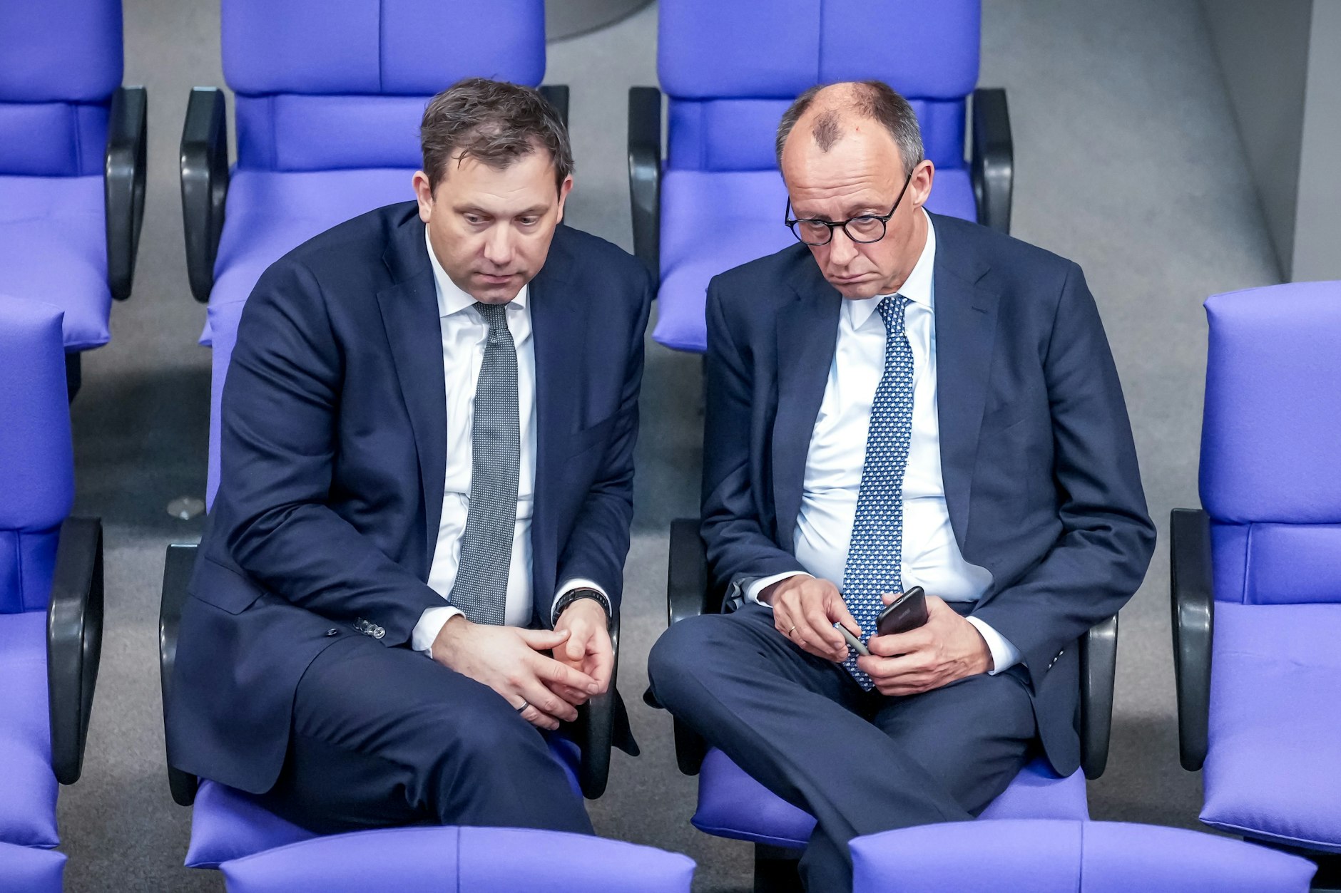 Was nun? Finanzminister Lars Klingbeil (SPD) und Kanzler Friedrich Merz (CDU) sind sich uneins bei der Schuldenbremse.