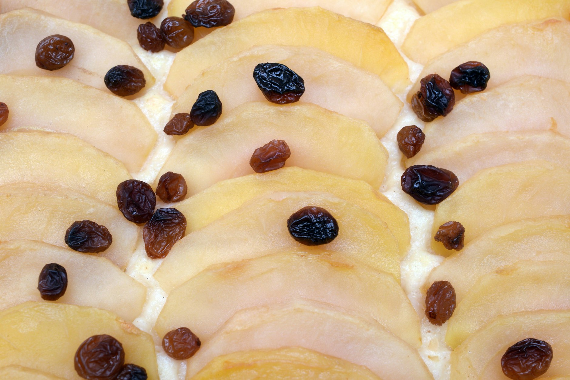 Zum Schluss wird der fertige Blitz-Apfelkuchen dann noch dick mit Zucker bestreut.