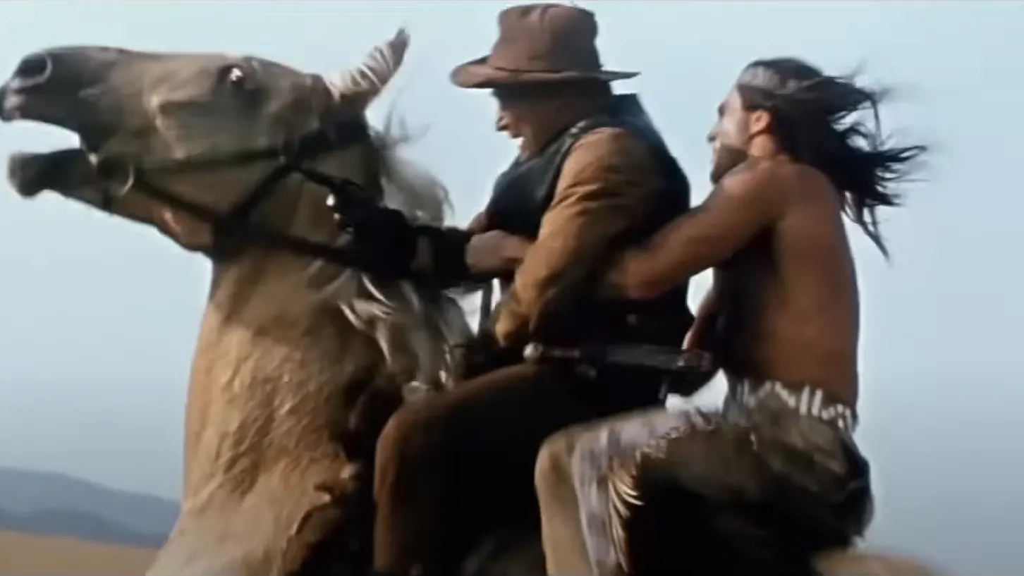 Die entscheidende Szene: Tokei-ihto (Gojko Mitic) springt hinter Red Fox (Jiří Vršťala) aufs Pferd.