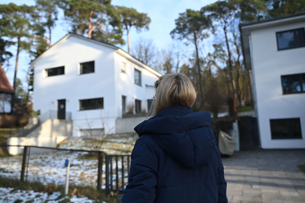 In der Brandenburger Gemeinde Rangsdorf: Kirstin W. vor ihrem Haus, das nicht ihr Haus sein darf.