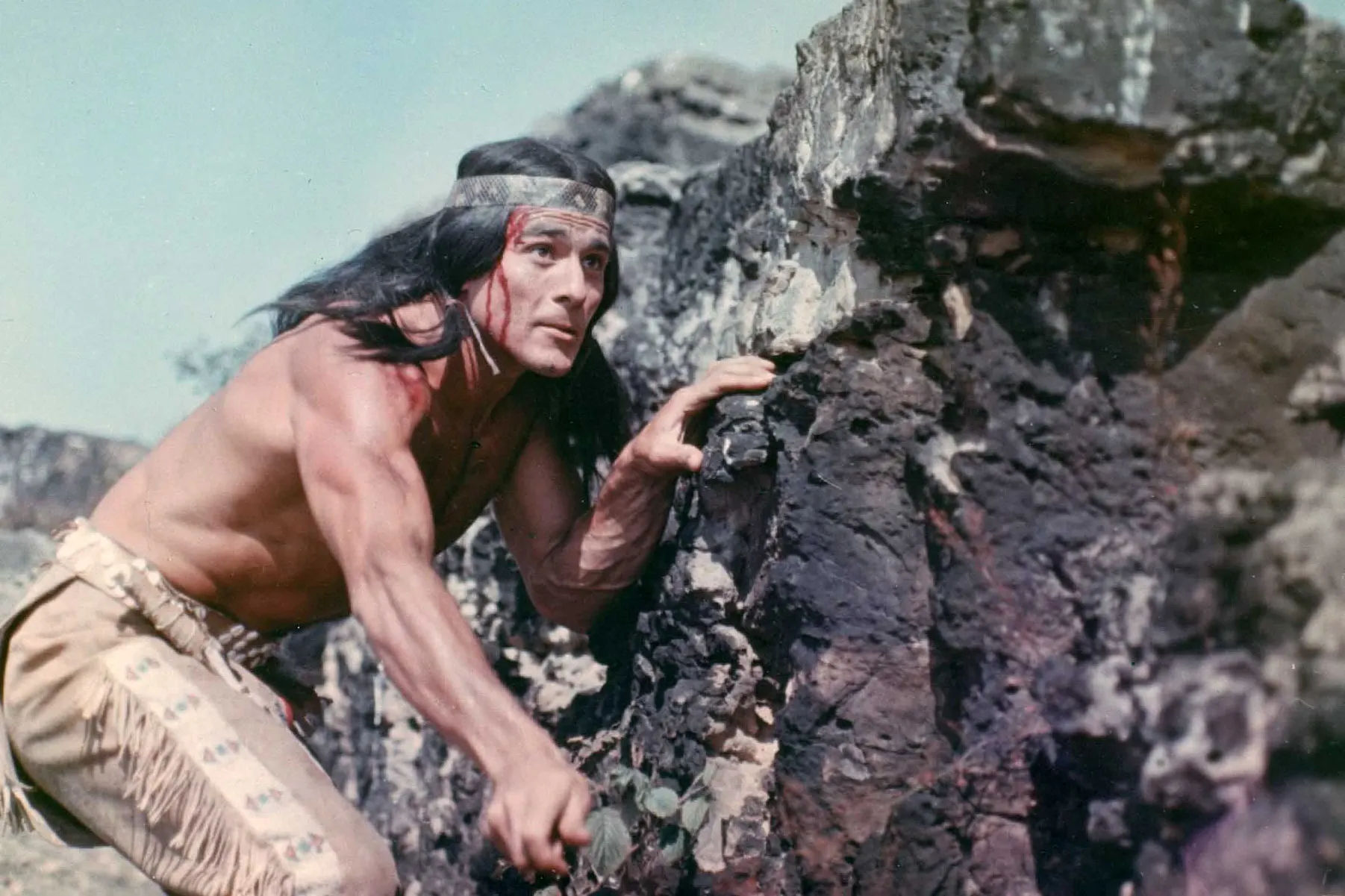 Häuptling Tokei-ihto (Gojko Mitic) will in „Die Söhne der großen Bärin“ den Tod seines Vaters rächen und das Siedlungsgebiet in den Black Hills für seinen Stamm zurückerobern.