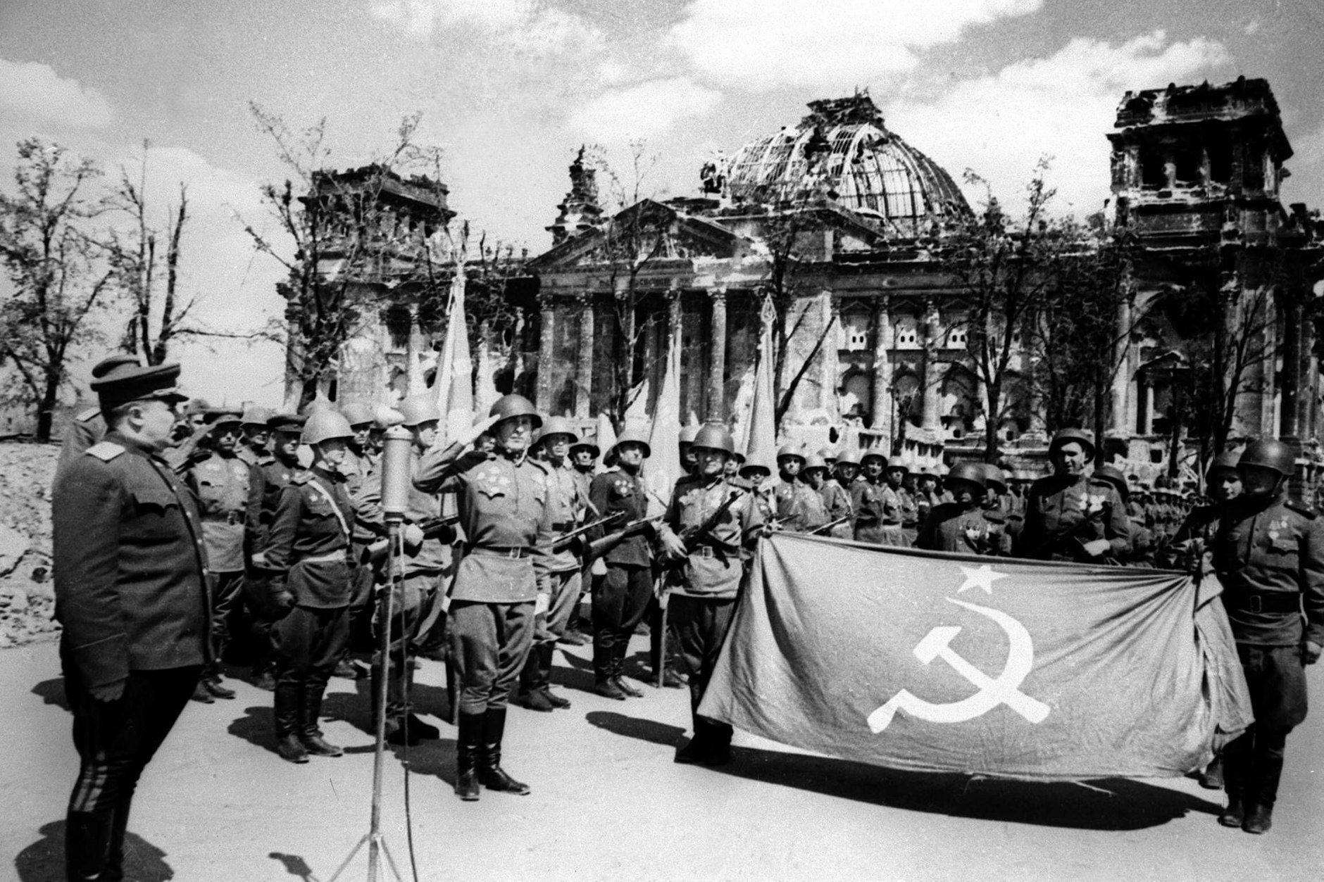 Soldaten der Roten Armee feiern den Sieg über Nazi-Deutschland.