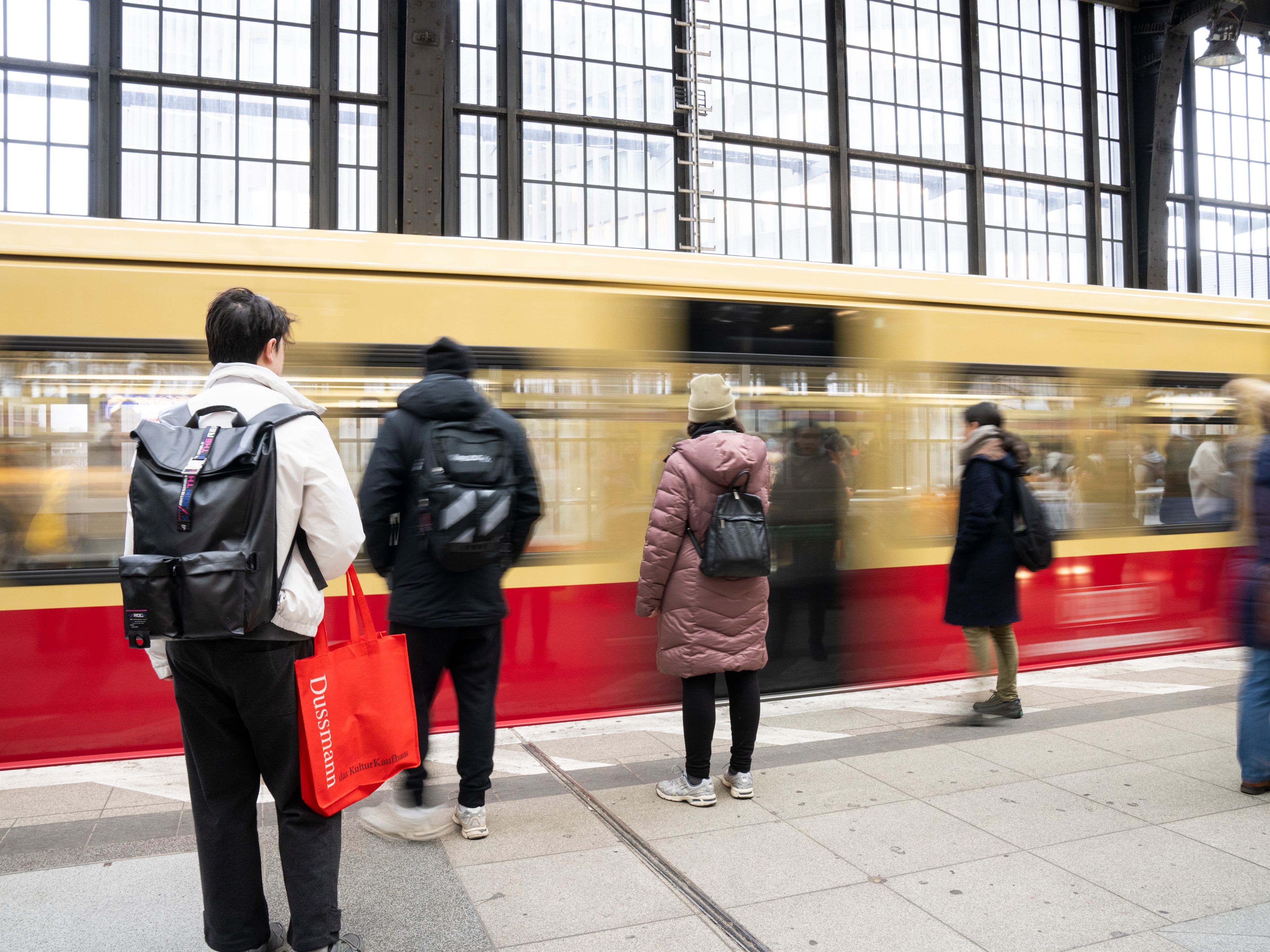 Berliner S-Bahn steuert ins Chaos: Züge pfeifen aus dem letzten Loch