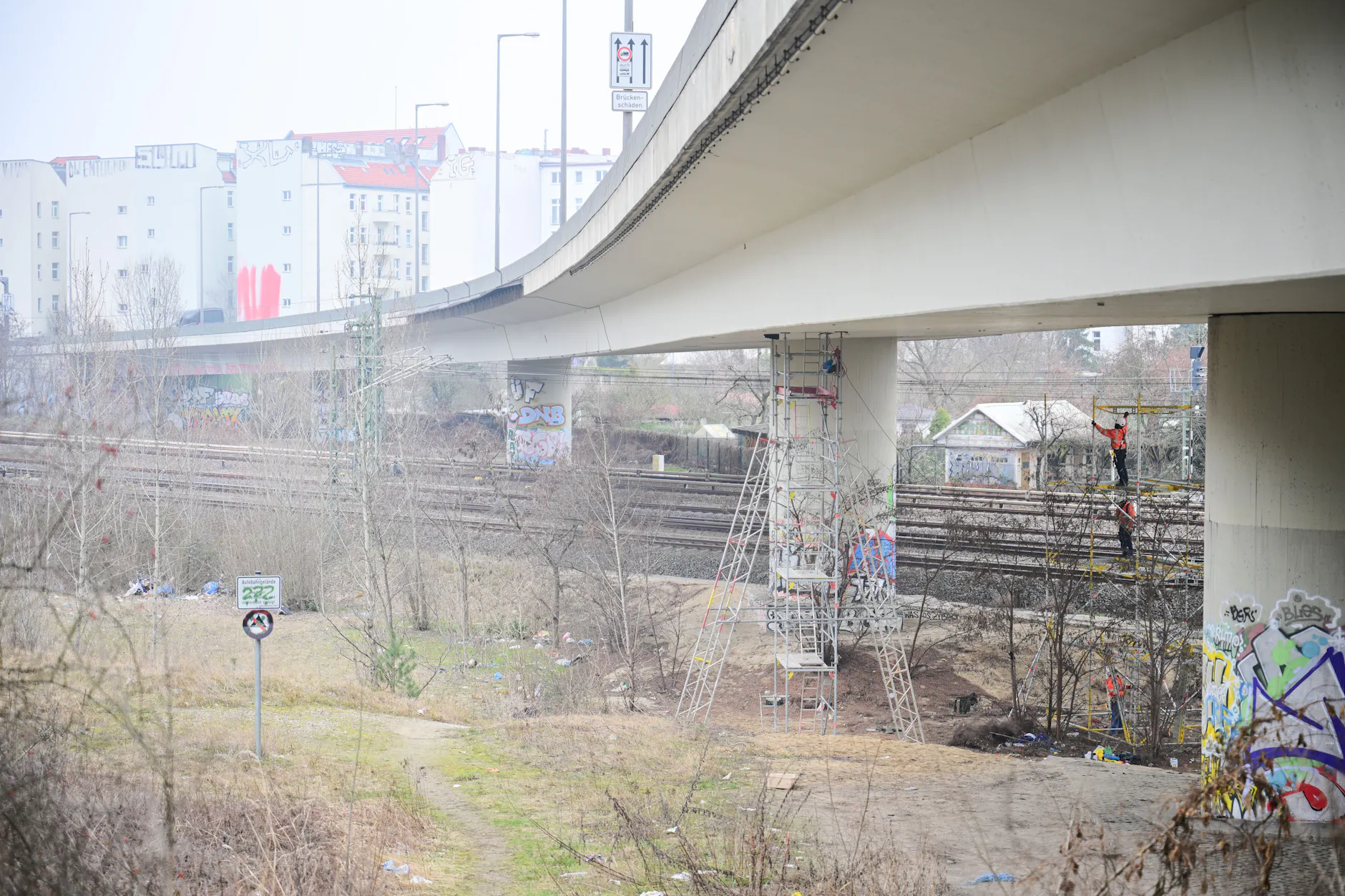 Diese Brücke über die Ringbahn ist momentan das Problem für Autofahrer auf der A100. Ein Riss sorgt für mögliche Statikprobleme, der Autoverkehr Richtung Wedding wurde auf eine Spur verengt.