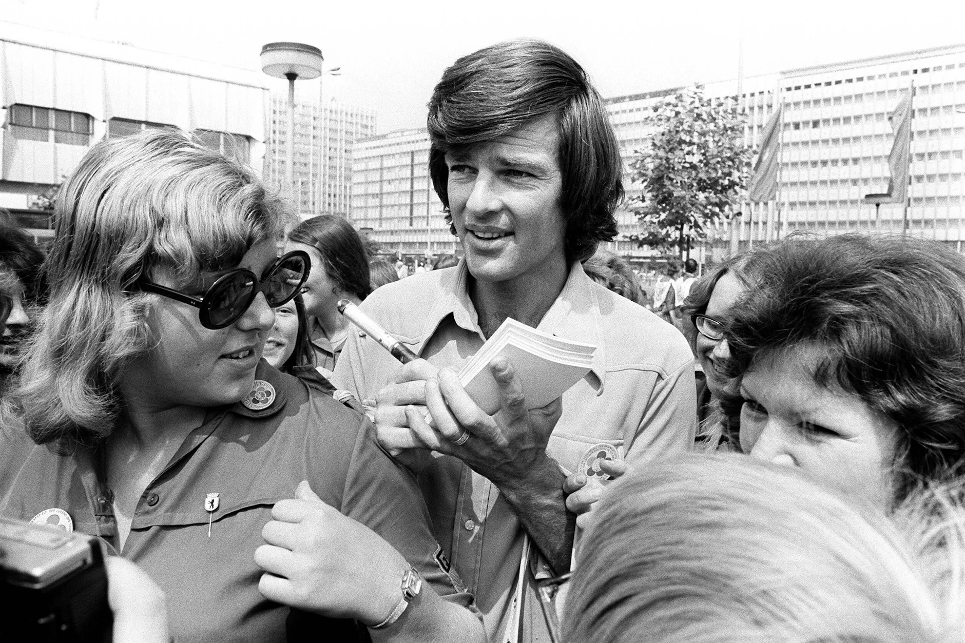 Dean Reed gibt 1983 während der Weltfestspiele Autogramme auf dem Alexanderplatz.
