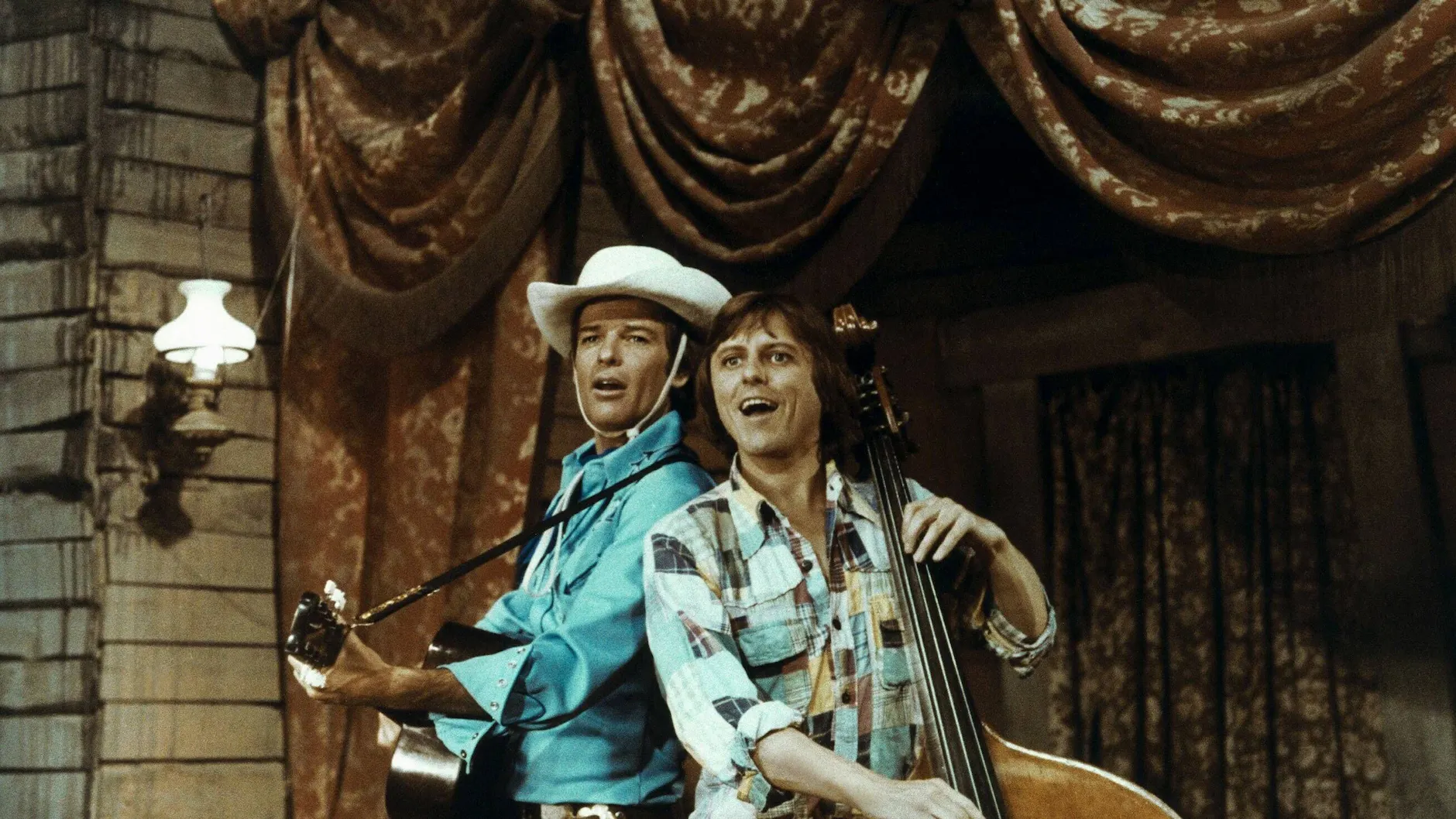 Dean Reed (li.) mit dem tschechischen Sänger Vaclav Neckar in der gefloppten Westernkomödie „Sing, Cowboy, sing“ von 1982.