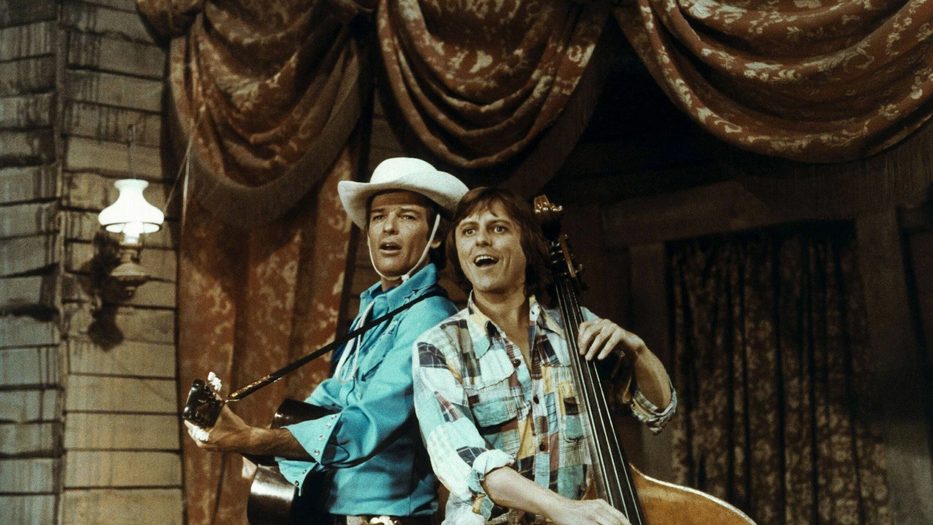 Dean Reed (li.) mit dem tschechischen Sänger Vaclav Neckar in der gefloppten Westernkomödie „Sing, Cowboy, sing“ von 1982.