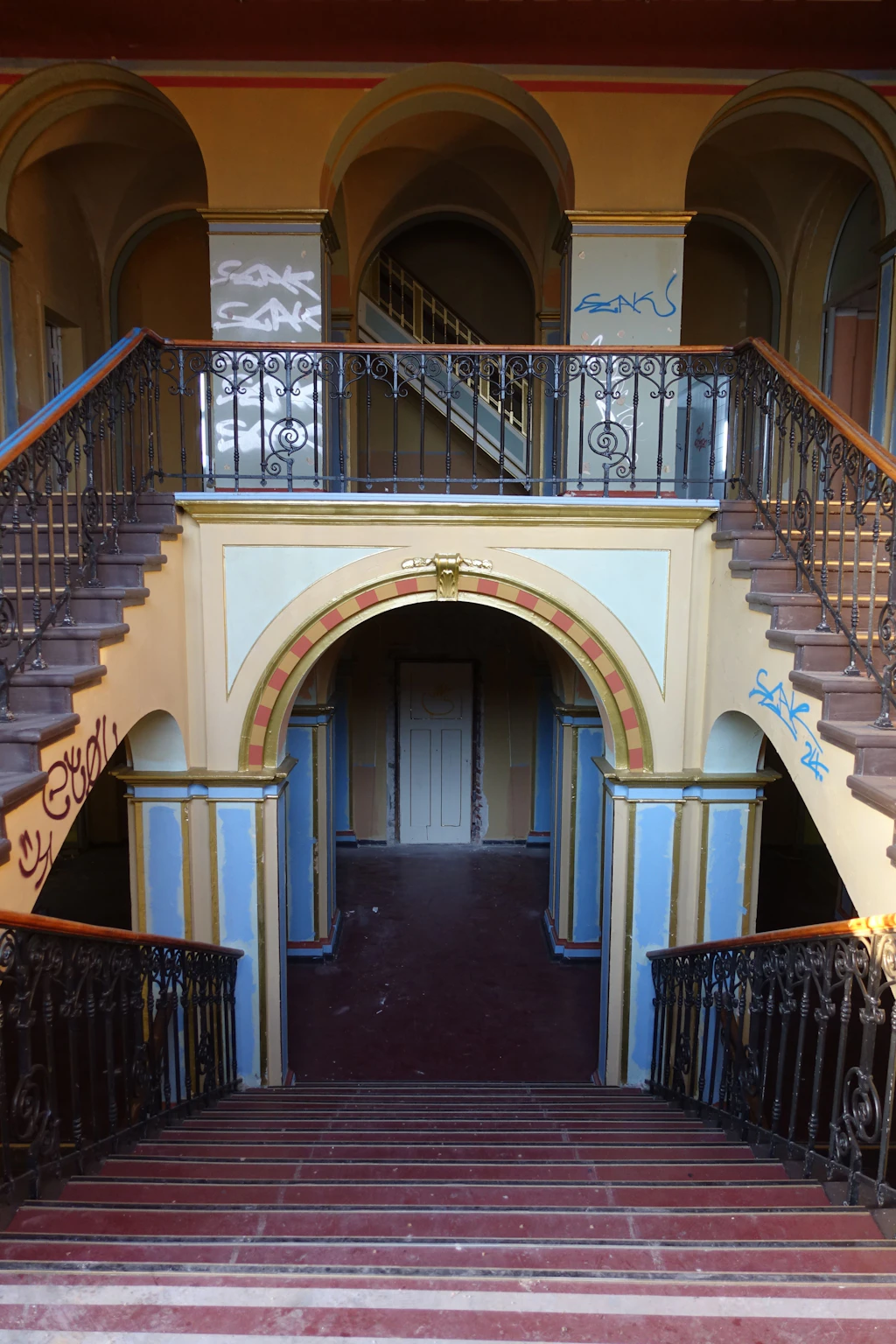 Ein Blick in das repräsentative Treppenhaus im Hauptflügel des alten Gebäudes.