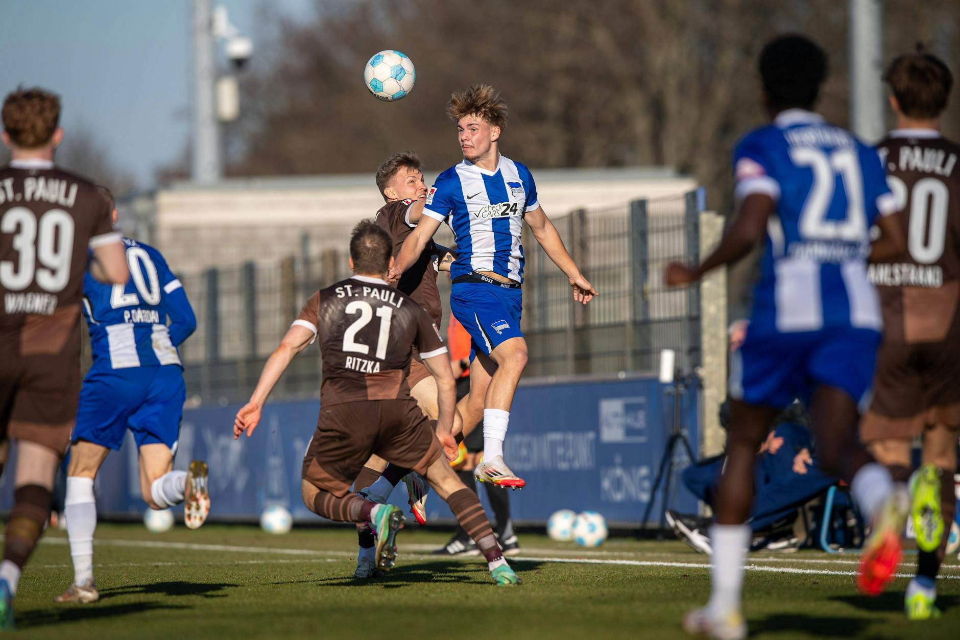 Lars Ritzka und David Nemeth vom FC St. Pauli, versuchen, Herthas Niklas Hildebrandt (Mitte) am Kopfball zu hindern.