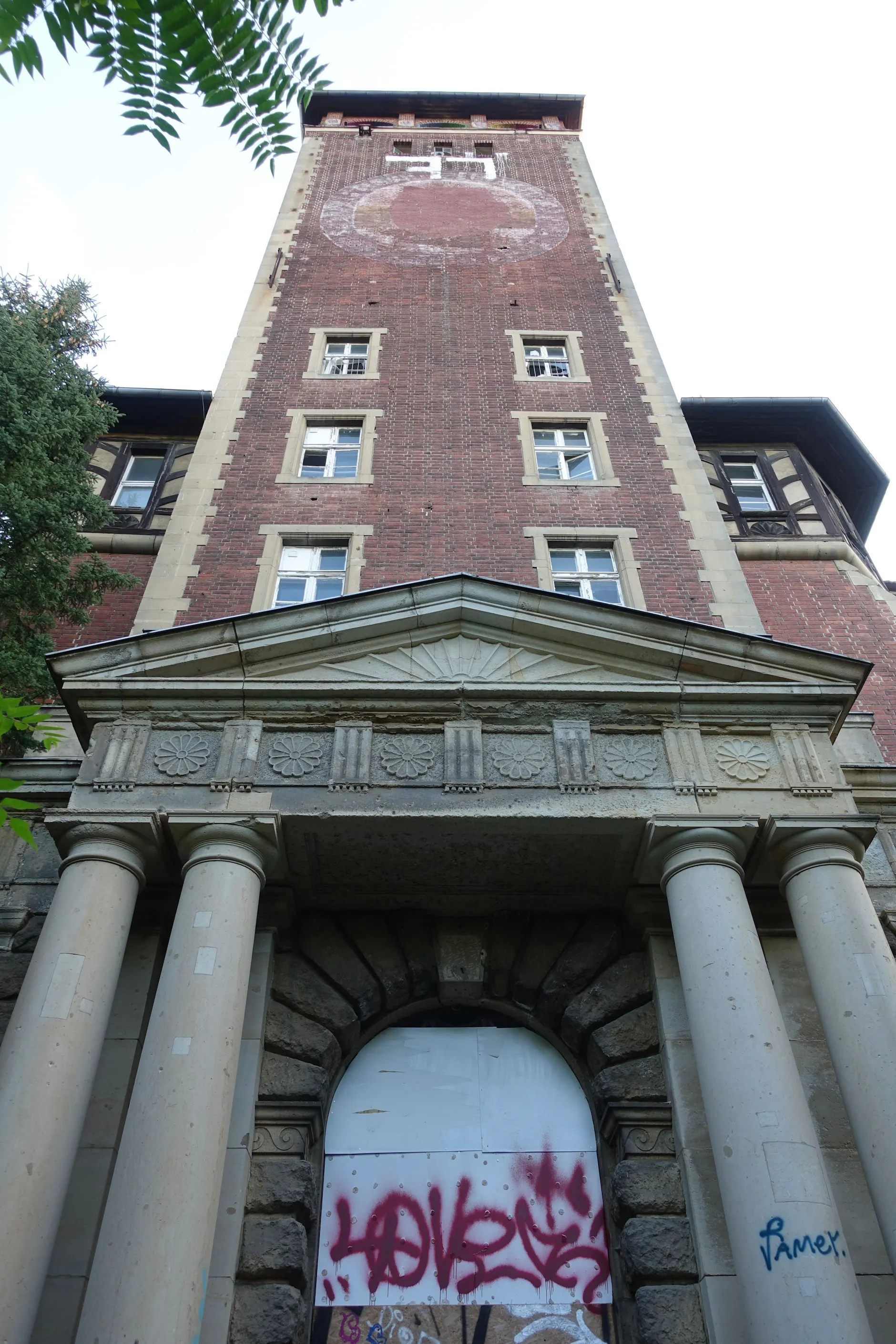 Für den ehemaligen Haupteingang zur Stadtseite diente die Porta Palio in Verona als Vorbild. Oben am Turm sieht man noch die Umrisse des SED-Parteiabzeichens.