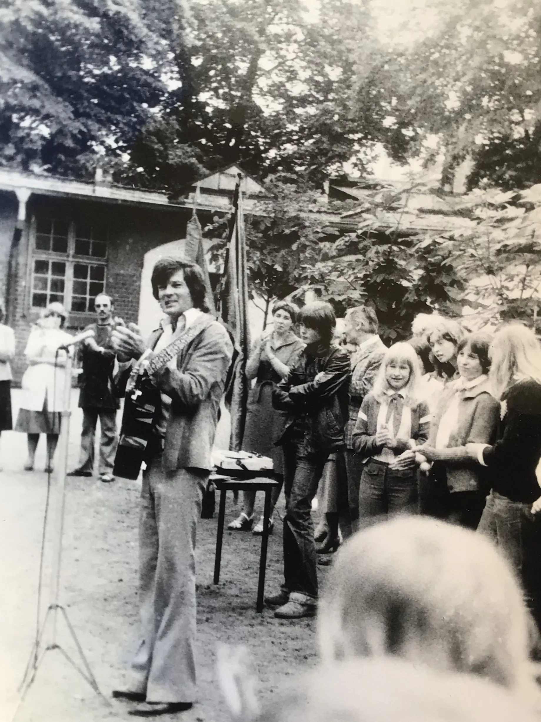 Begeisterung sieht anders aus: Dean Reed singt im Juli 1979 auf dem Hof der Schule der DSF in Berlin-Köpenick.