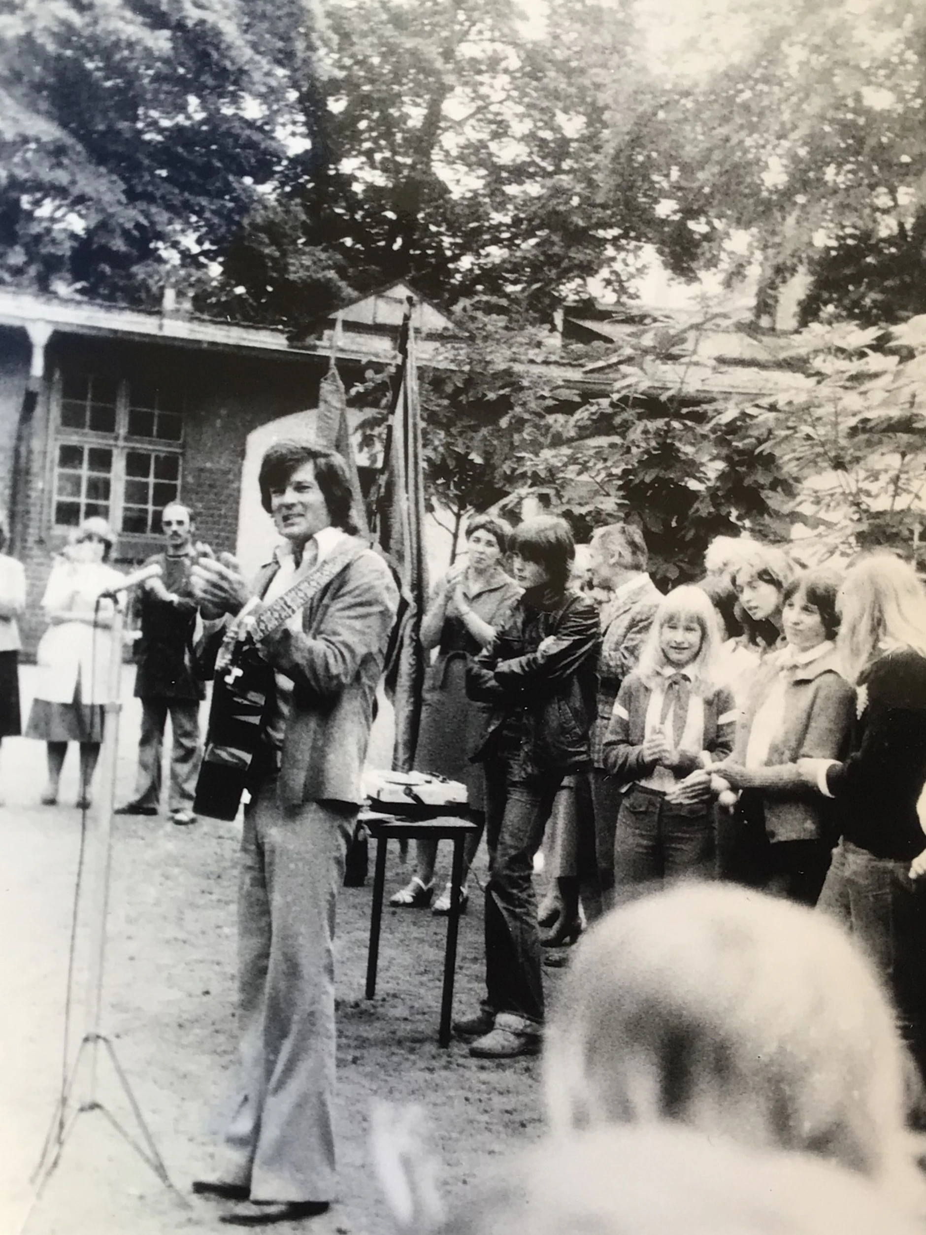 Begeisterung sieht anders aus: Dean Reed singt im Juli 1979 auf dem Hof der Schule der DSF in Berlin-Köpenick.   