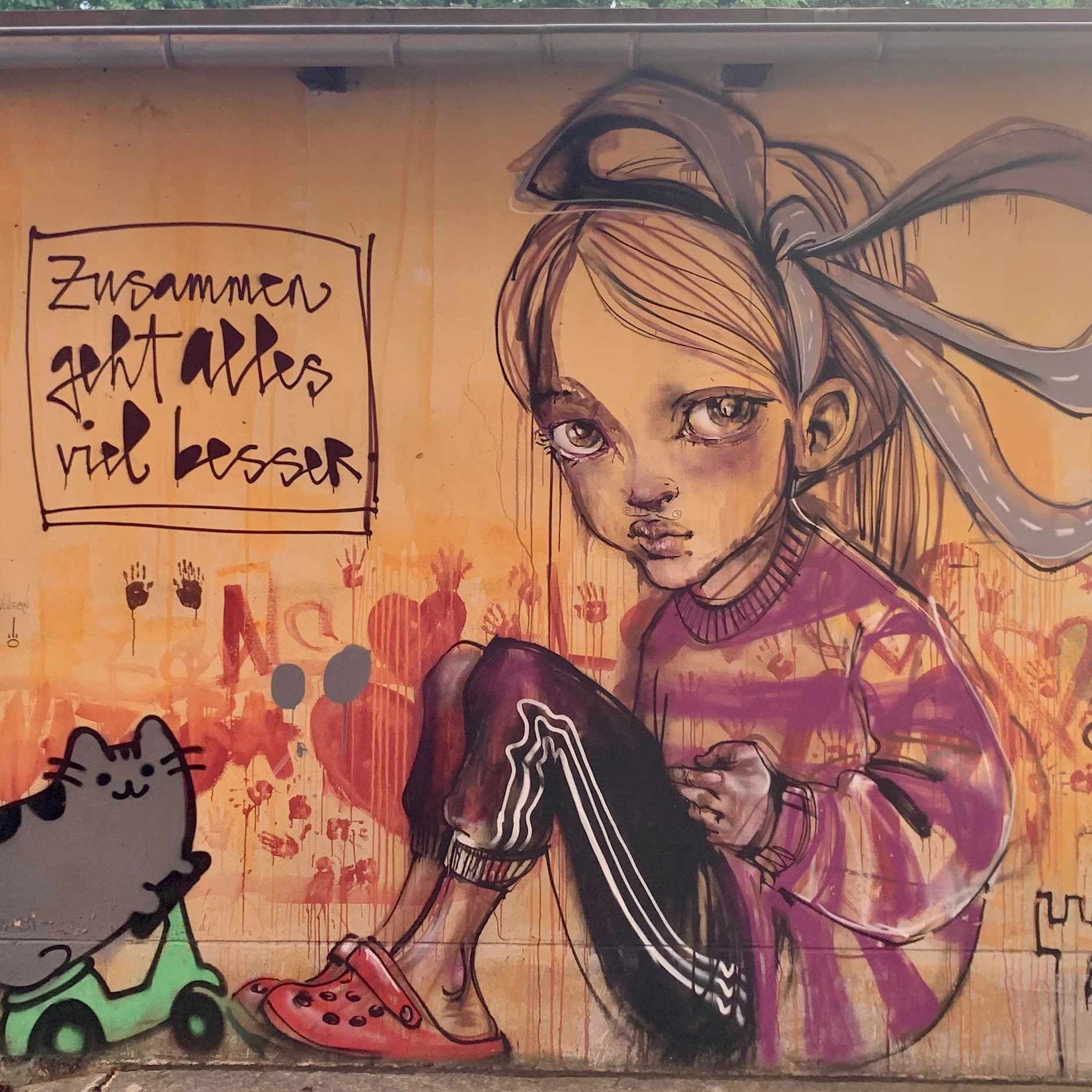 Die Künstlerin Hera Herakut bemalte die Wand dieses Flachbaus gemeinsam mit Flüchtlingskindern.