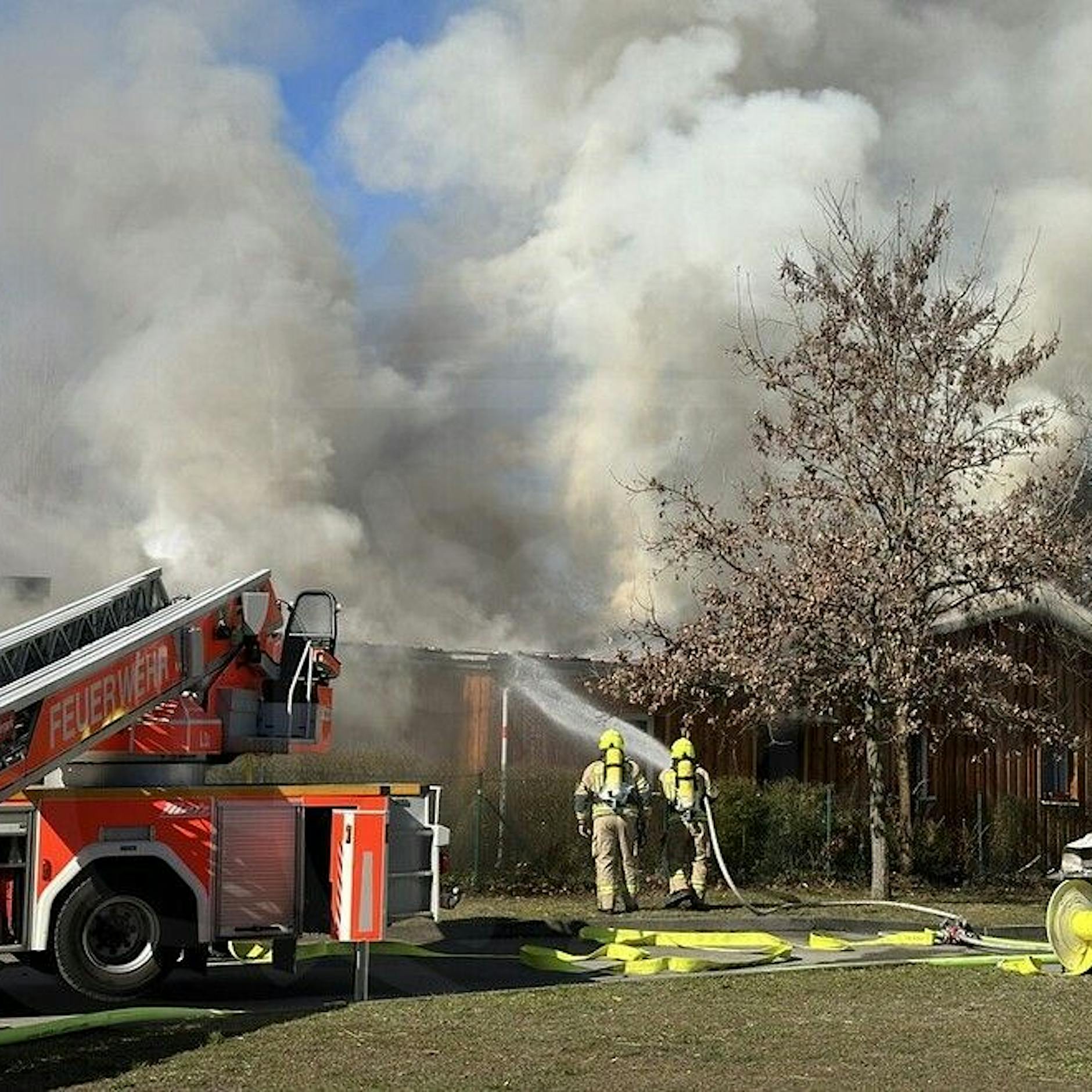Reinickendorf: Obdachlosenunterkunft in Wittenau brennt, 85 Einsatzkräfte vor Ort