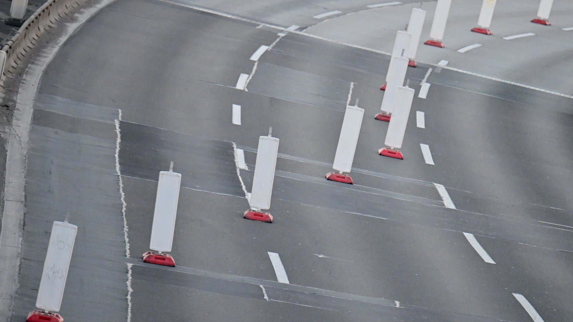 Absperrungen stehen auf der gesperrten A100-Brücke am Dreieck Funkturm.