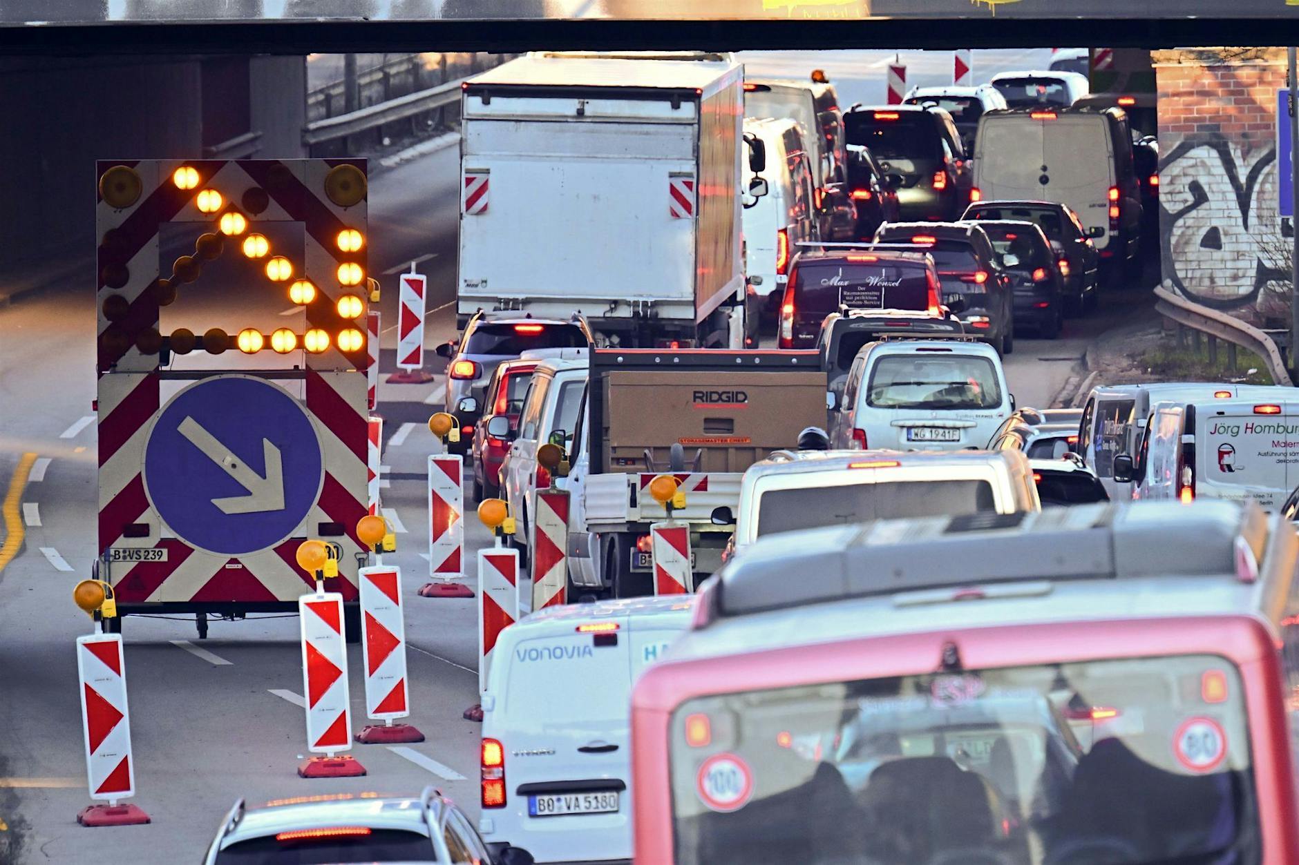 UPDATE: Brücken-Vollsperrung: A100 im Stau-Chaos – das tut der Senat