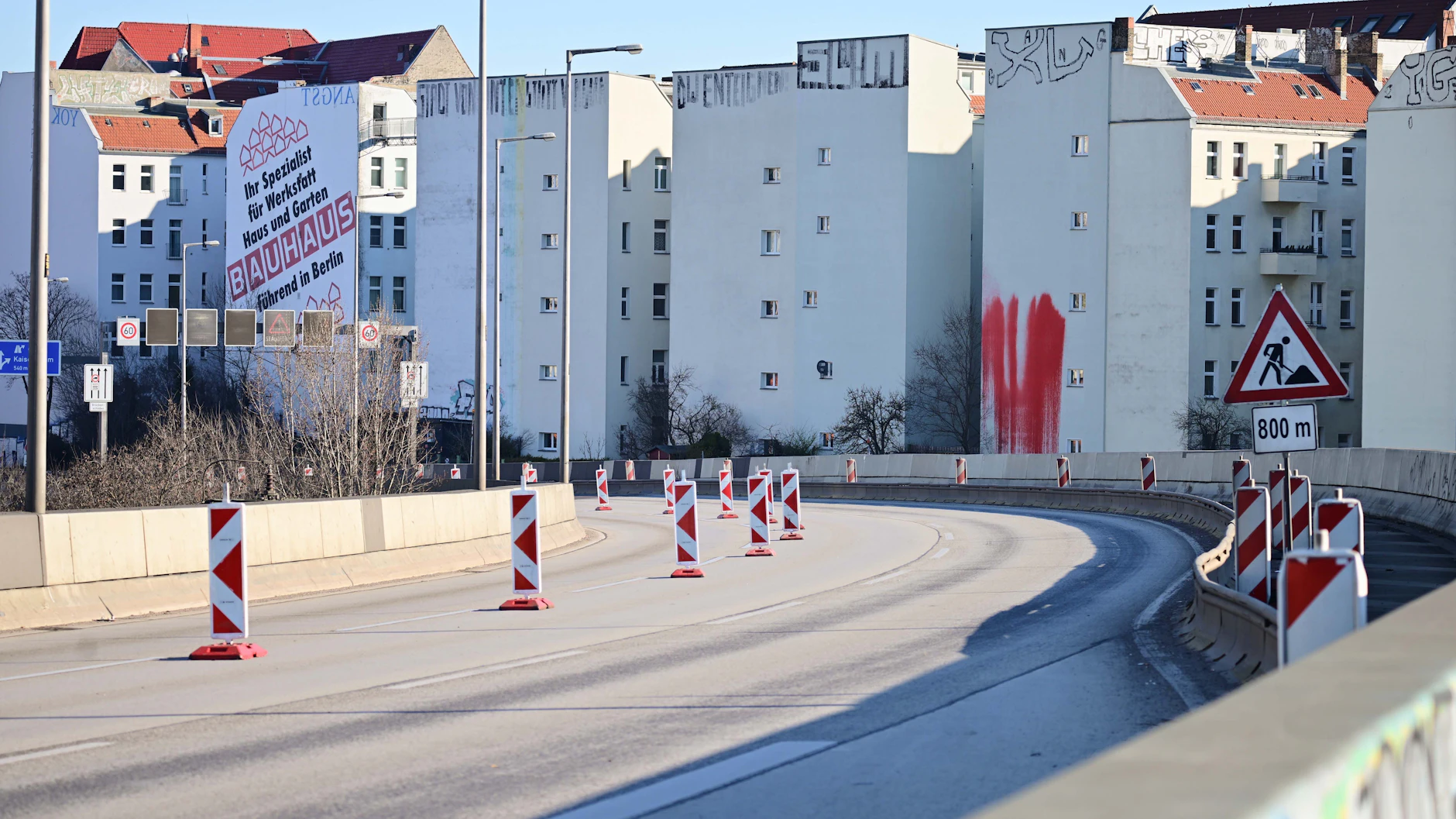 Keiner Autos mehr: Die gesperrte Brücke der Stadtautobahn A100. Die Ringbahnbrücke der A100 im Westen Berlins ist seit Mittwochabend aus Sicherheitsgründen in nördlicher Richtung voll gesperrt. 