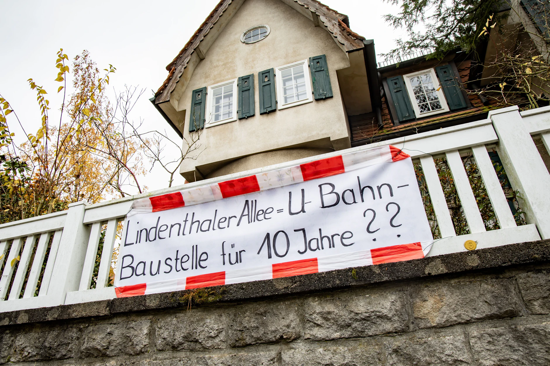 Anwohner des Mexikoplatzes, wie hier in Lindenthaler Allee, protestieren gegen die Verlängerung der U3. 
