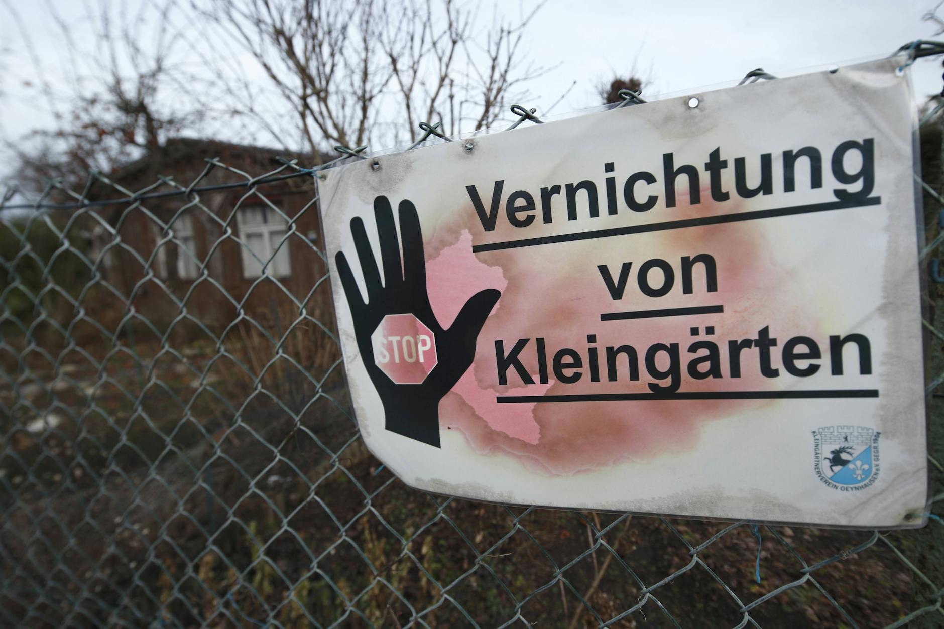 „Stopp, Vernichtung von Kleingärten“: Dieses Schild hing 2016 an einem Garten der Laubenkolonie Oeynhausen in Berlin-Wilmersdorf, in der damals 159 Kleingärten für über 900 Neubauwohnungen platt gemacht wurden.
