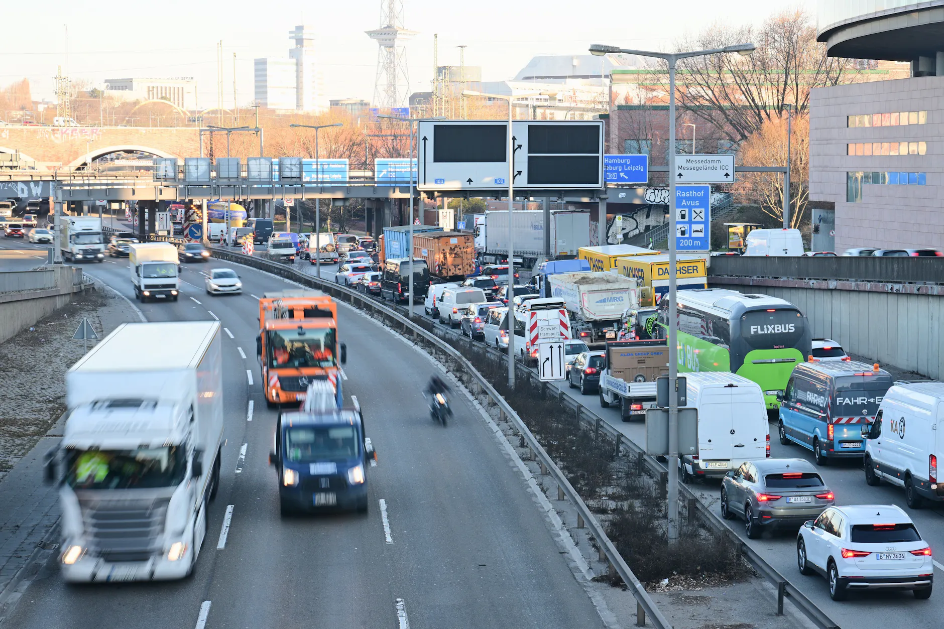Autos stehen auf der A100 in Richtung der gesperrten Brücke an der Messe im Stau. Die Ringbahnbrücke der A100 im Westen Berlins ist seit Mittwochabend aus Sicherheitsgründen in nördlicher Richtung voll gesperrt.