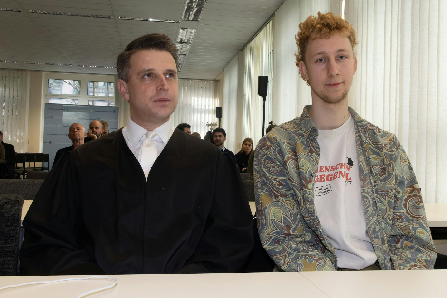 Der Kläger (r.) und sein Anwalt am Donnerstag vor dem Berliner Verwaltungsgericht