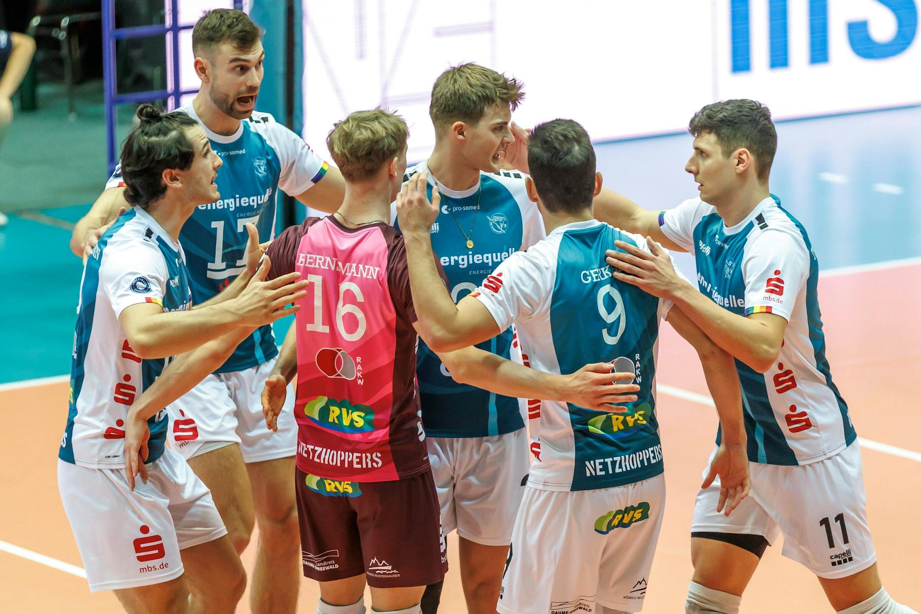 Energiequelle: Die Spieler der Netzhoppers Königs Wusterhausen haben nach einer schwierigen Zeit das Play-off-Viertelfinale gegen die Berlin Volleys erreicht.