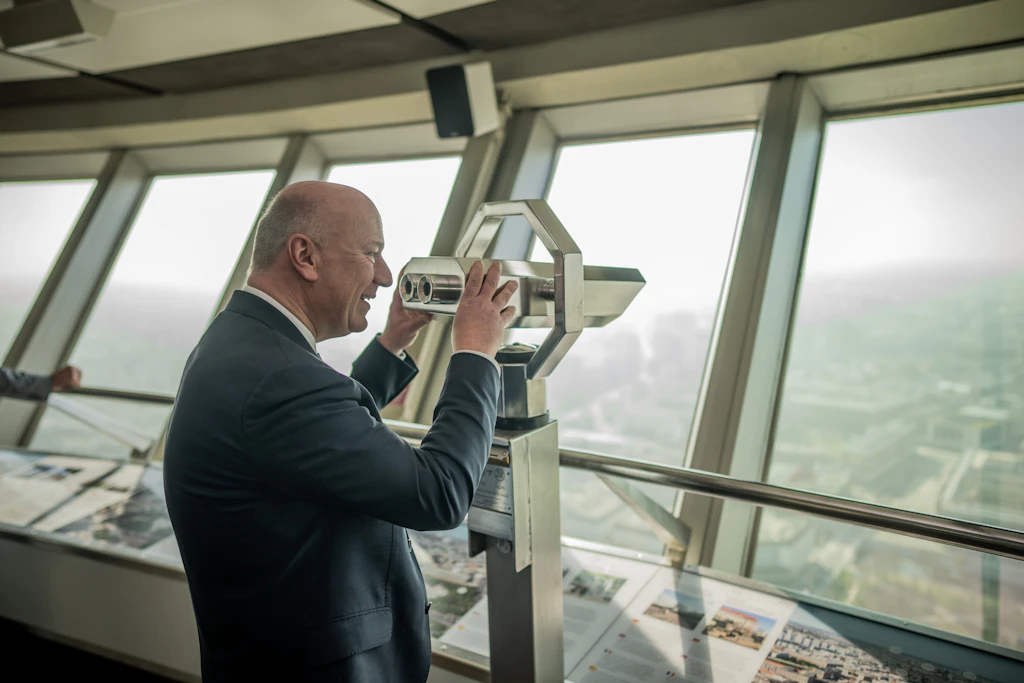 Berlin Televizyon Kulesi Paris ve New York'u yener